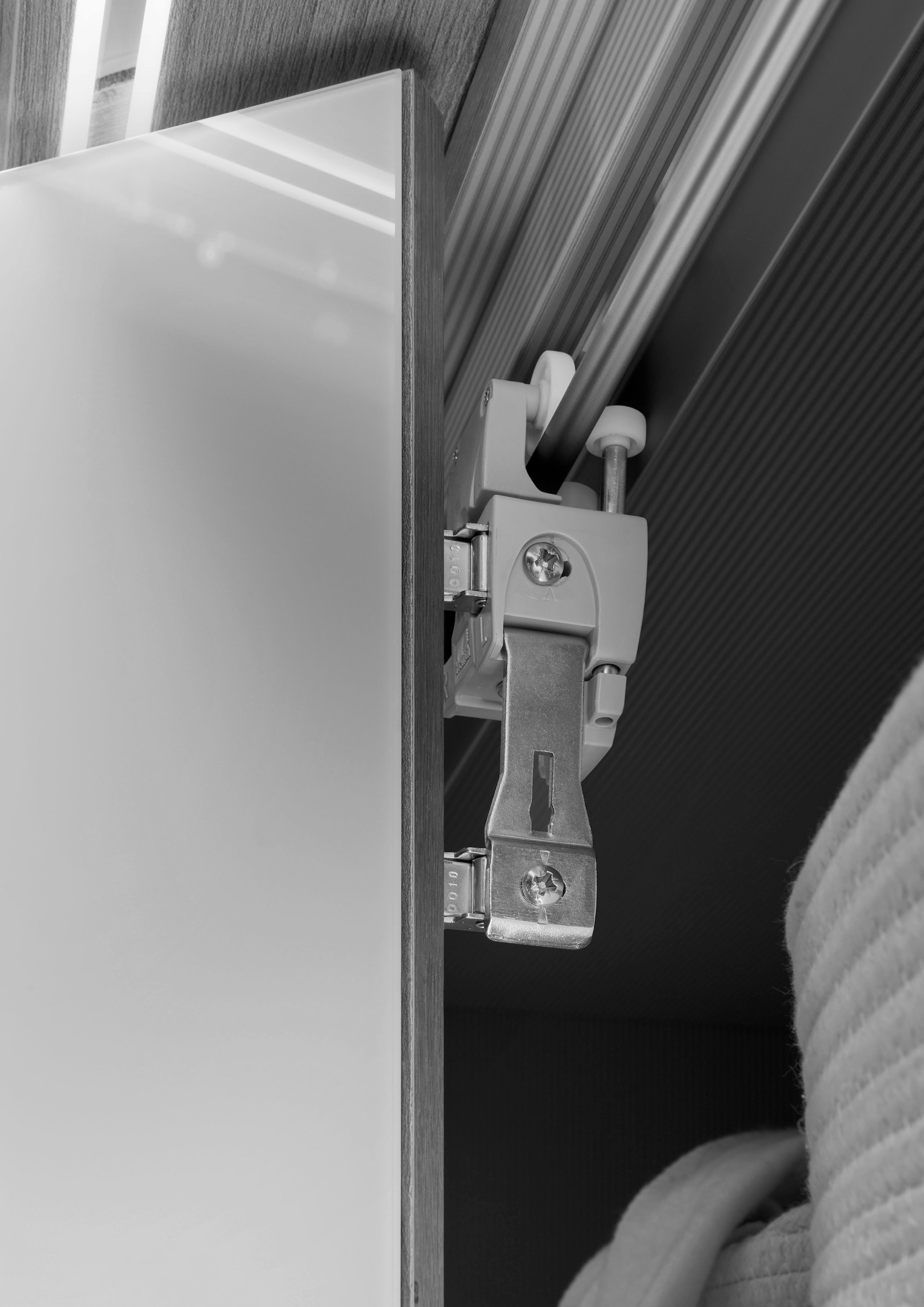 WIEMANN Falttürenschrank »Monaco« mit Glasfront sowie hochwertigen Beschlägen