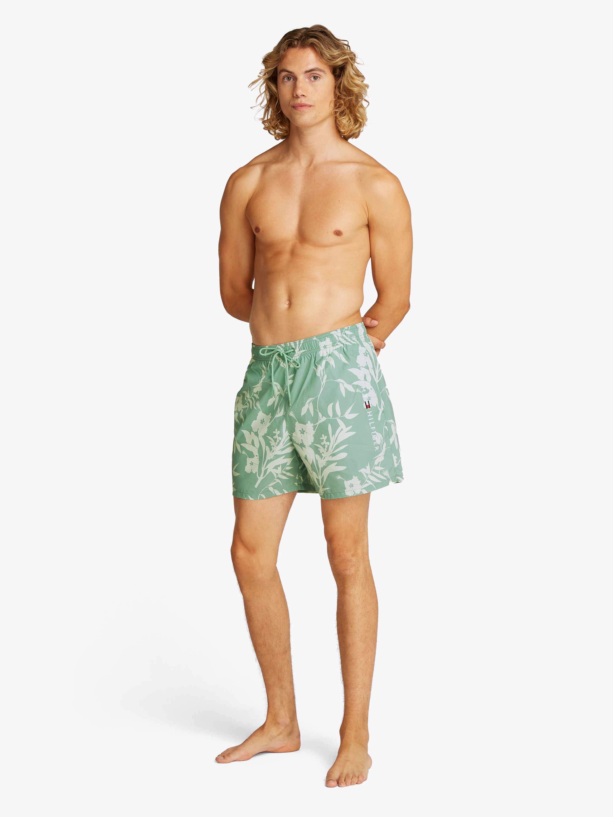 Tommy Hilfiger Swimwear Badeshorts »MEDIUM DRAWSTRING PRINT«, mit tropischem Muster, mit Logostickerei
