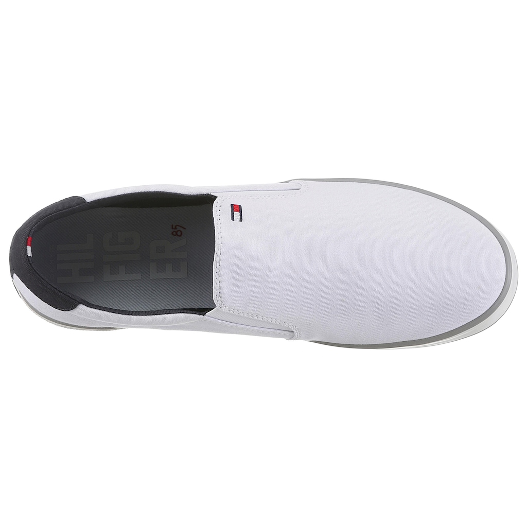 Tommy Hilfiger Slip-On Sneaker »ICONIC SLIP ON SNEAKER«, Slipper, Freizeitschuh, Halbschuh mit seitlichen Stretcheinsätzen