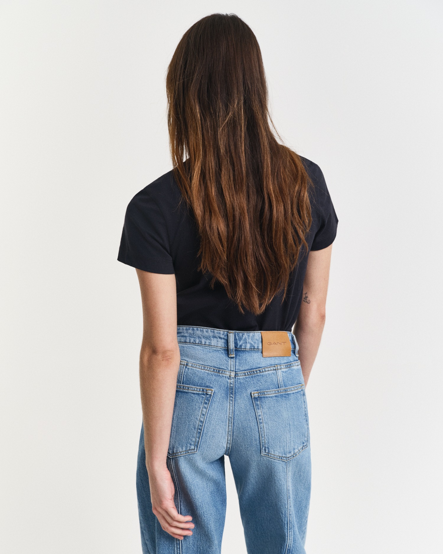 Gant T-Shirt »REG SHIELD KA T-SHIRT«, mit einer kleinen aufgestickten Wappen-Grafik auf der Brust