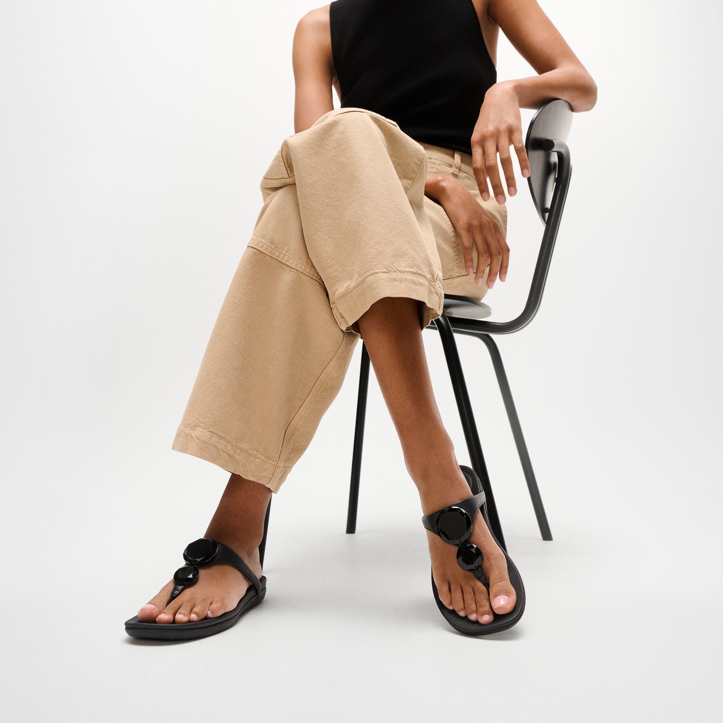 Fitflop Zehentrenner »SOLAY GLOSSY-DISC TOE-POST SANDALS«  Dianette, Sommerschuh mit Metallic Detail