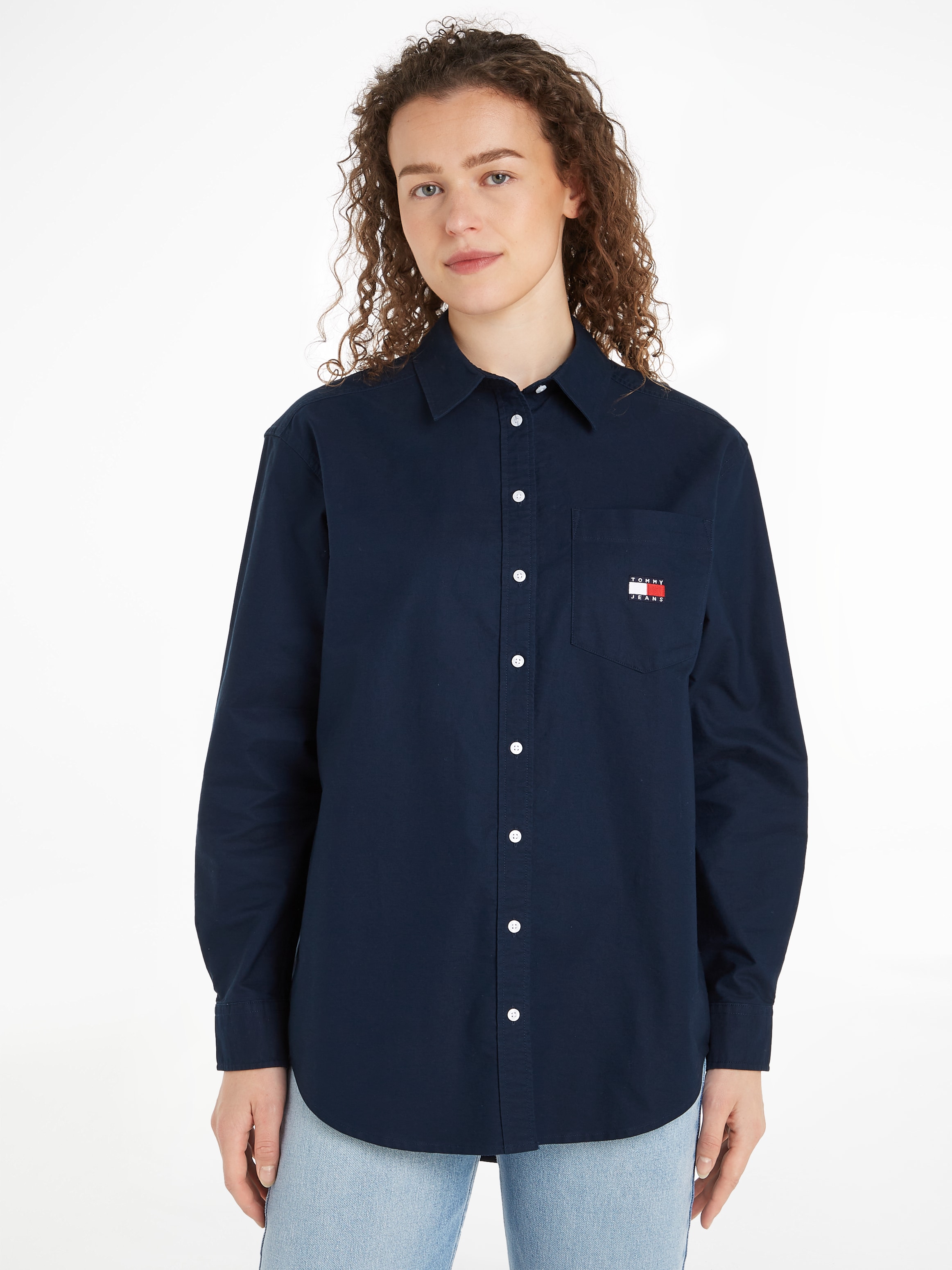 TOMMY JEANS Blusentop »TJW BADGE BOYFRIEND«, mit Tommy Jeans Logo-Badge