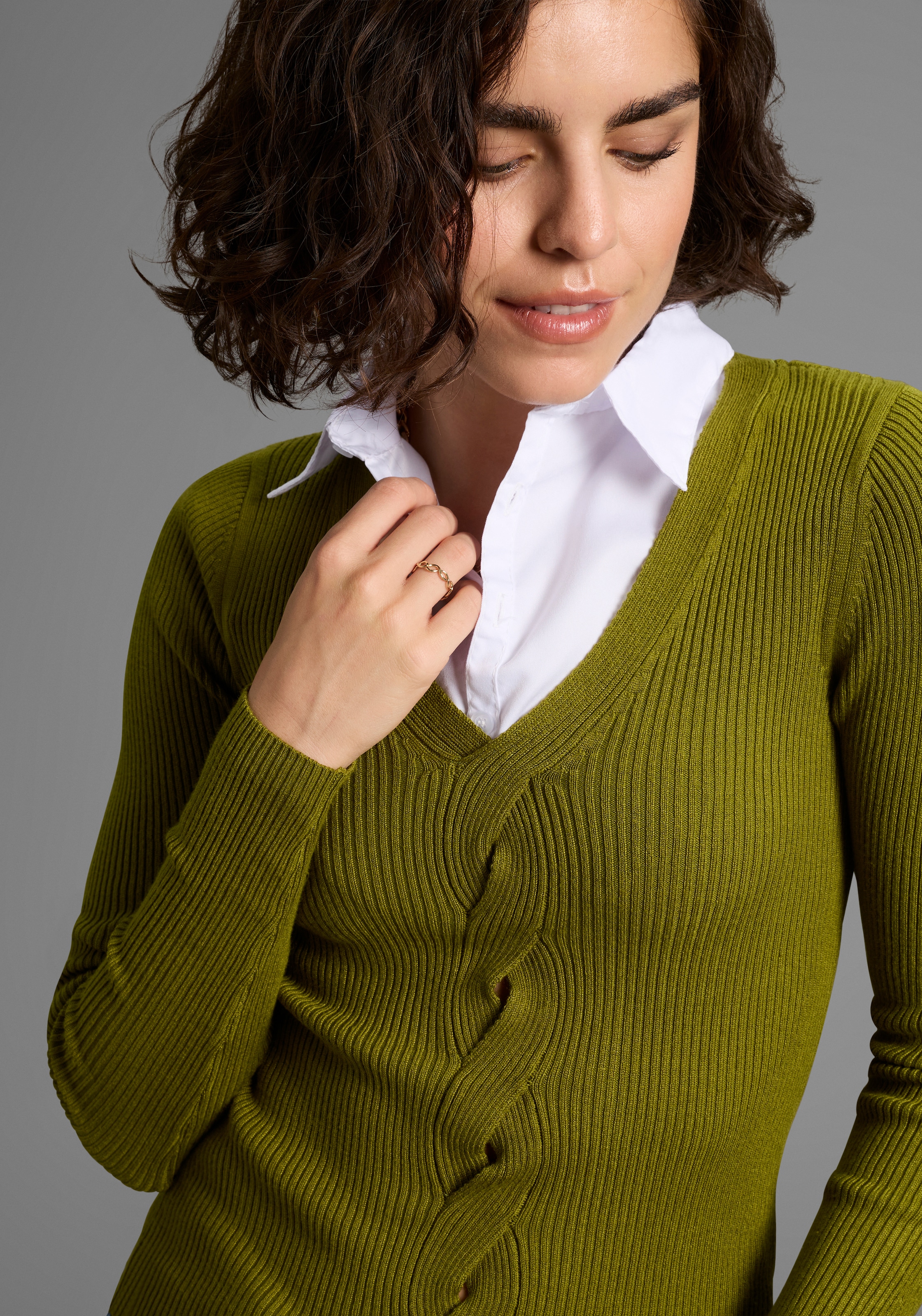 Laura Scott V-Ausschnitt-Pullover, mit spannendem Zopfmuster - NEUE KOLLEKTION