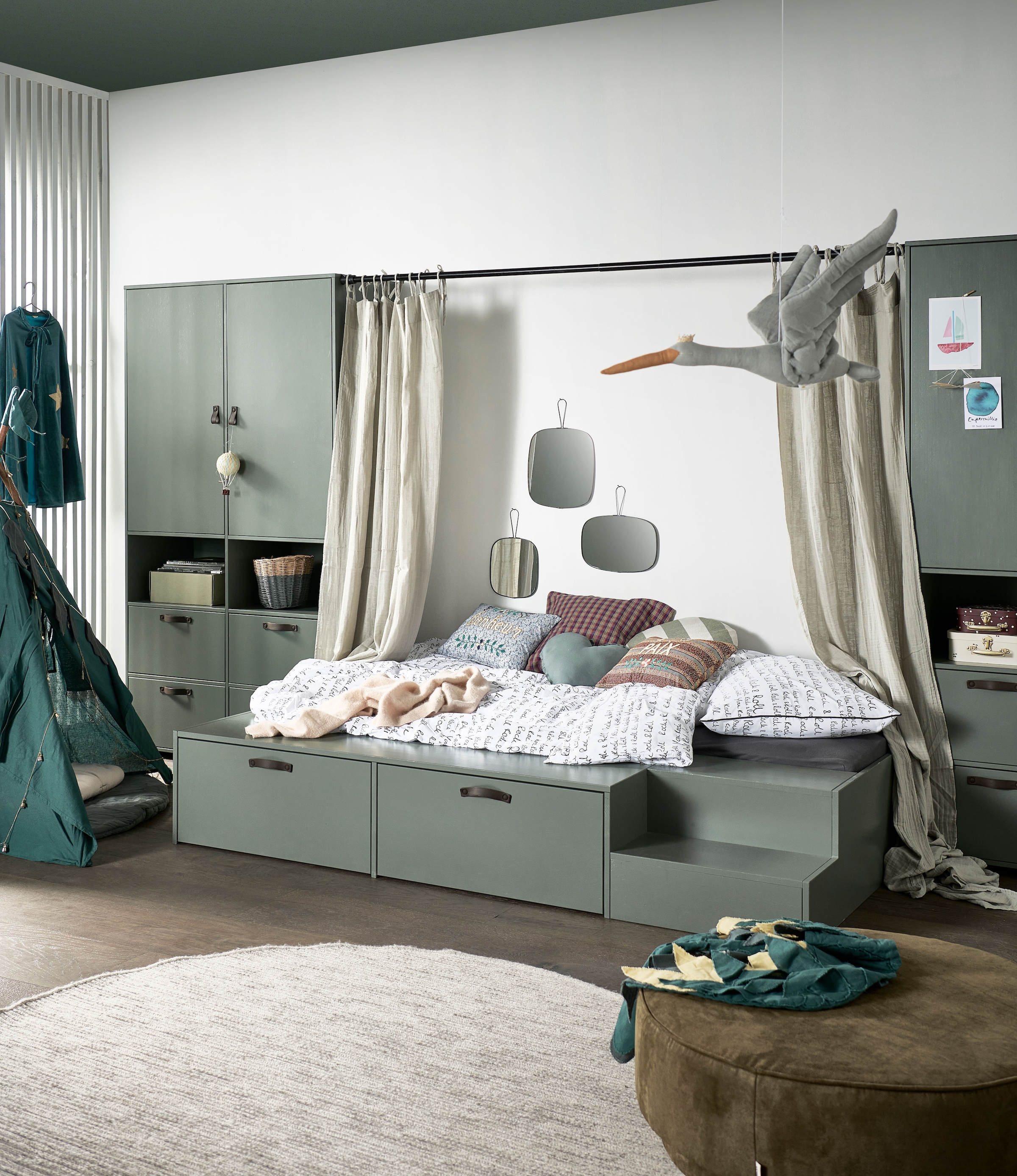 WOOOD Stauraumbett »Stage Massivholz FSC®-Kiefernholz mit Trittstufen 204 x 131 x 35 cm« Rollauszüge mit Ledergriff, breite Holzkante, Matratzenmaß 80x200 cm