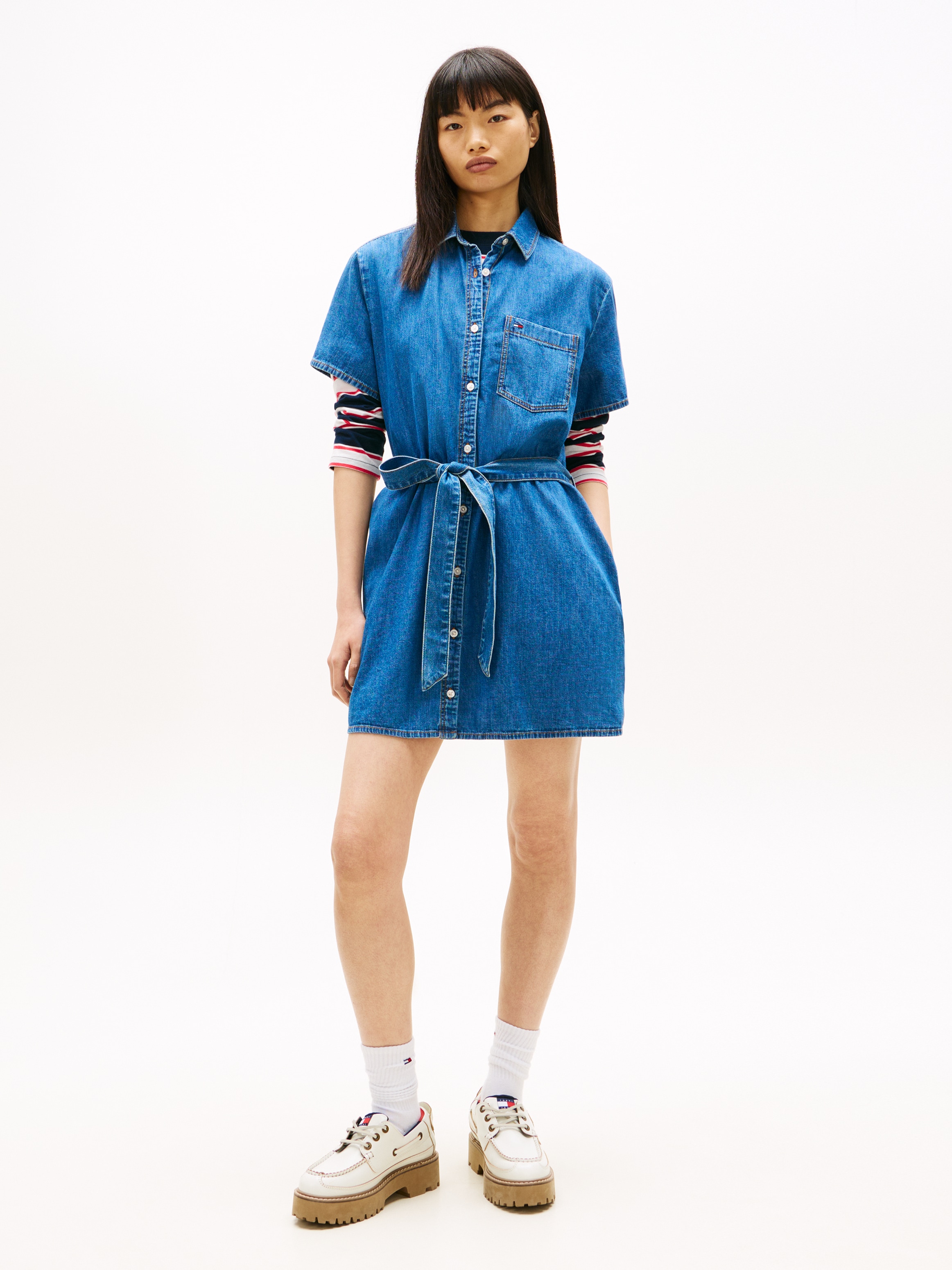 Tommy Jeans Jeanskleid »TJW SHIRT MINI CHAMBRAY DRESS« Brusttasche mit Taillengürtel, Regular Fit