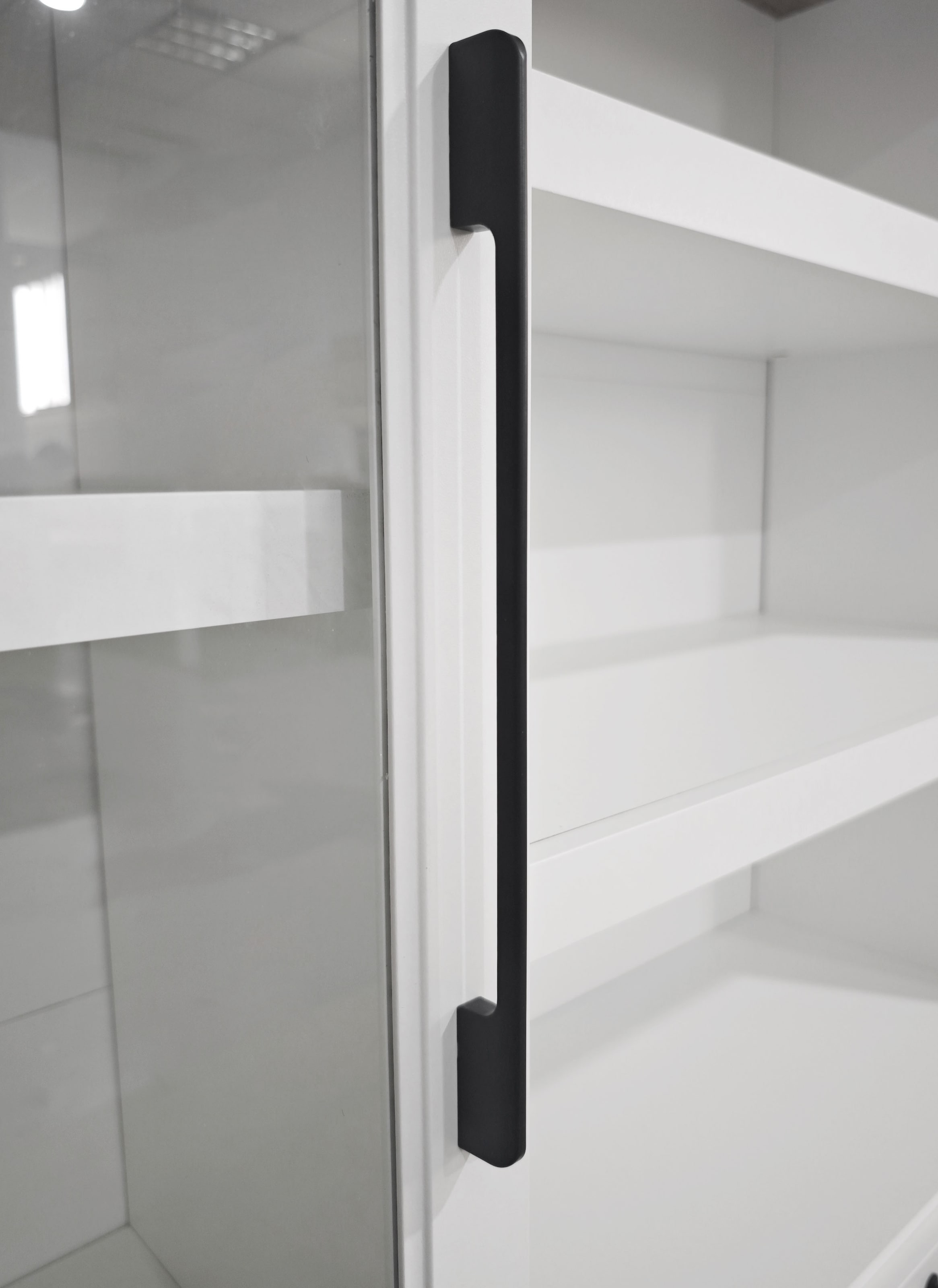 OTTO home Vitrine »Ismund«, aus MDF, mit Holz-Zierleiste, schwarzem Metallgriff, Höhe 121 cm