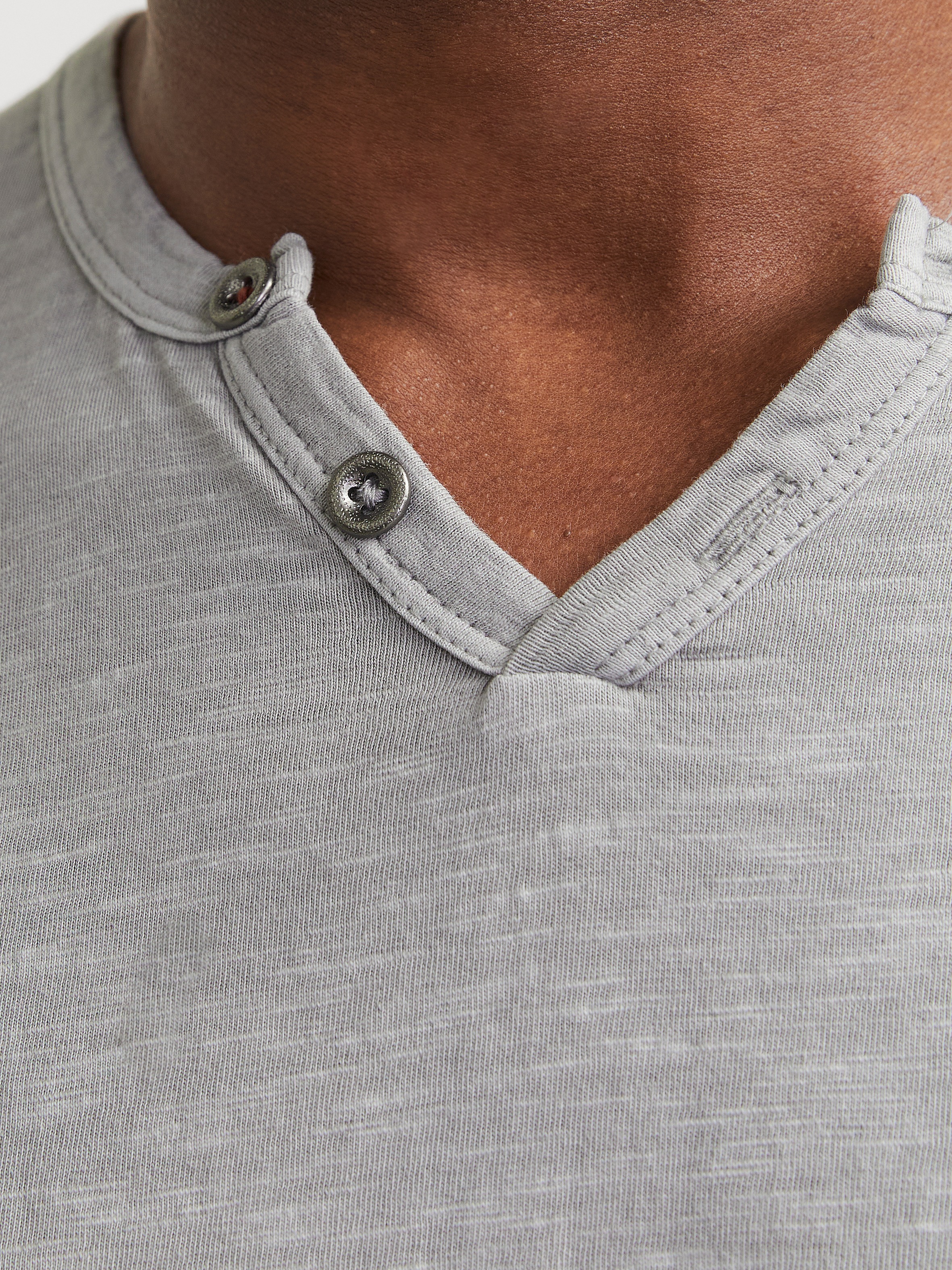 Jack & Jones T-Shirt »JJESPLIT NECK TEE SS NOOS«, mit V-Ausschnitt