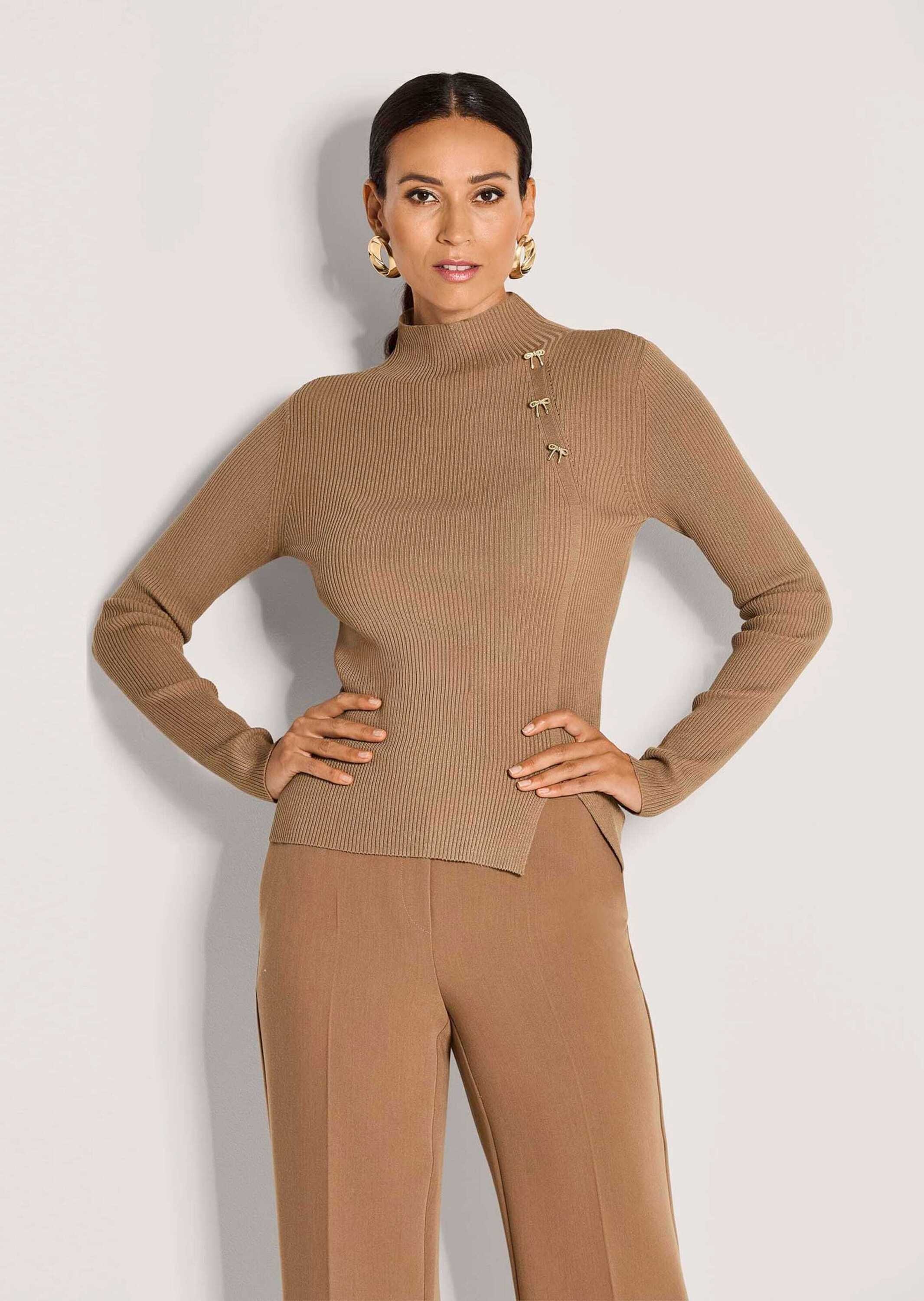 MADELEINE Longpullover »Strickpullover Stilvoller Viskosepullover mit edlen Broschen« Seitliche Brosche