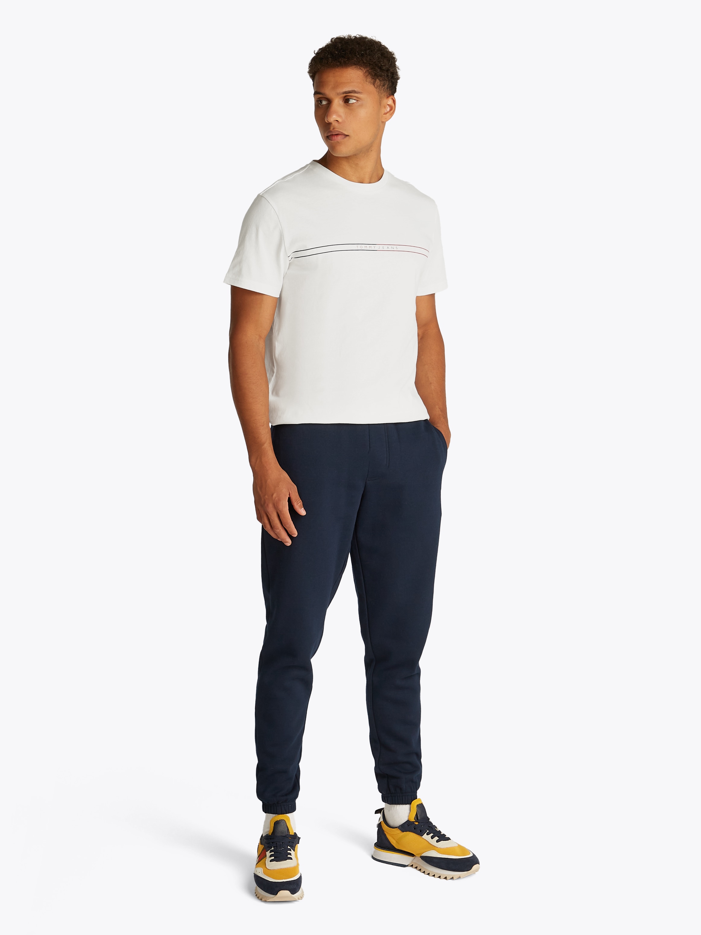 Tommy Jeans Kurzarmshirt »TJM SLIM ENTRY GRAPHIC TEE EXT«, Mit Rundhalsausschnitt