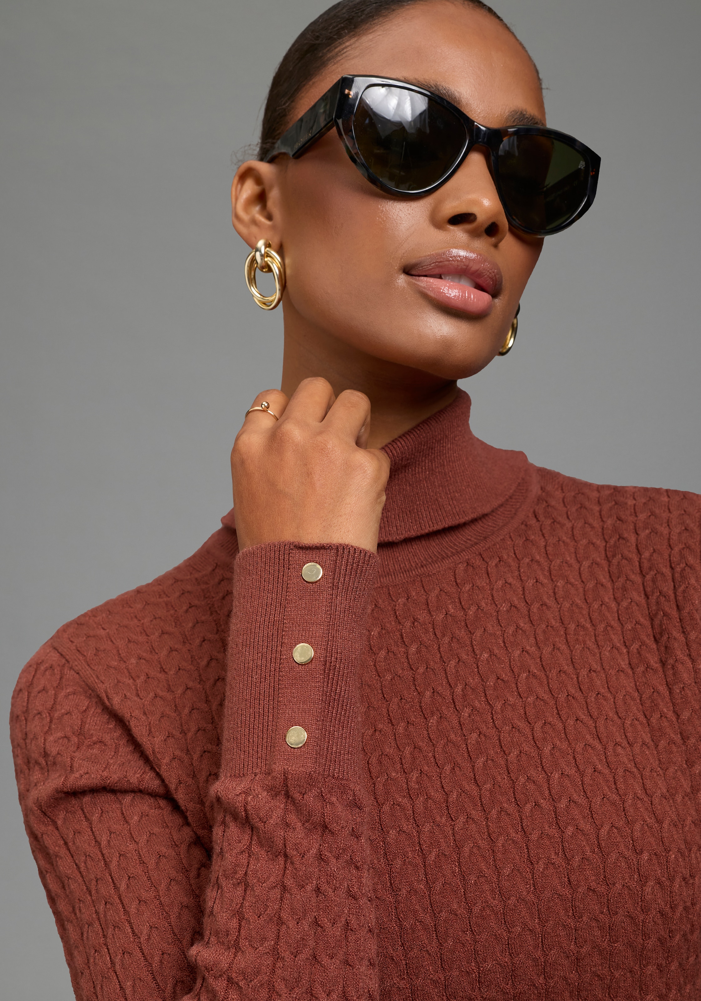Laura Scott Rollkragenpullover »aus Feinstrick, figurbetonte Passform« mit Zopfstrickmuster und Knopfdetails