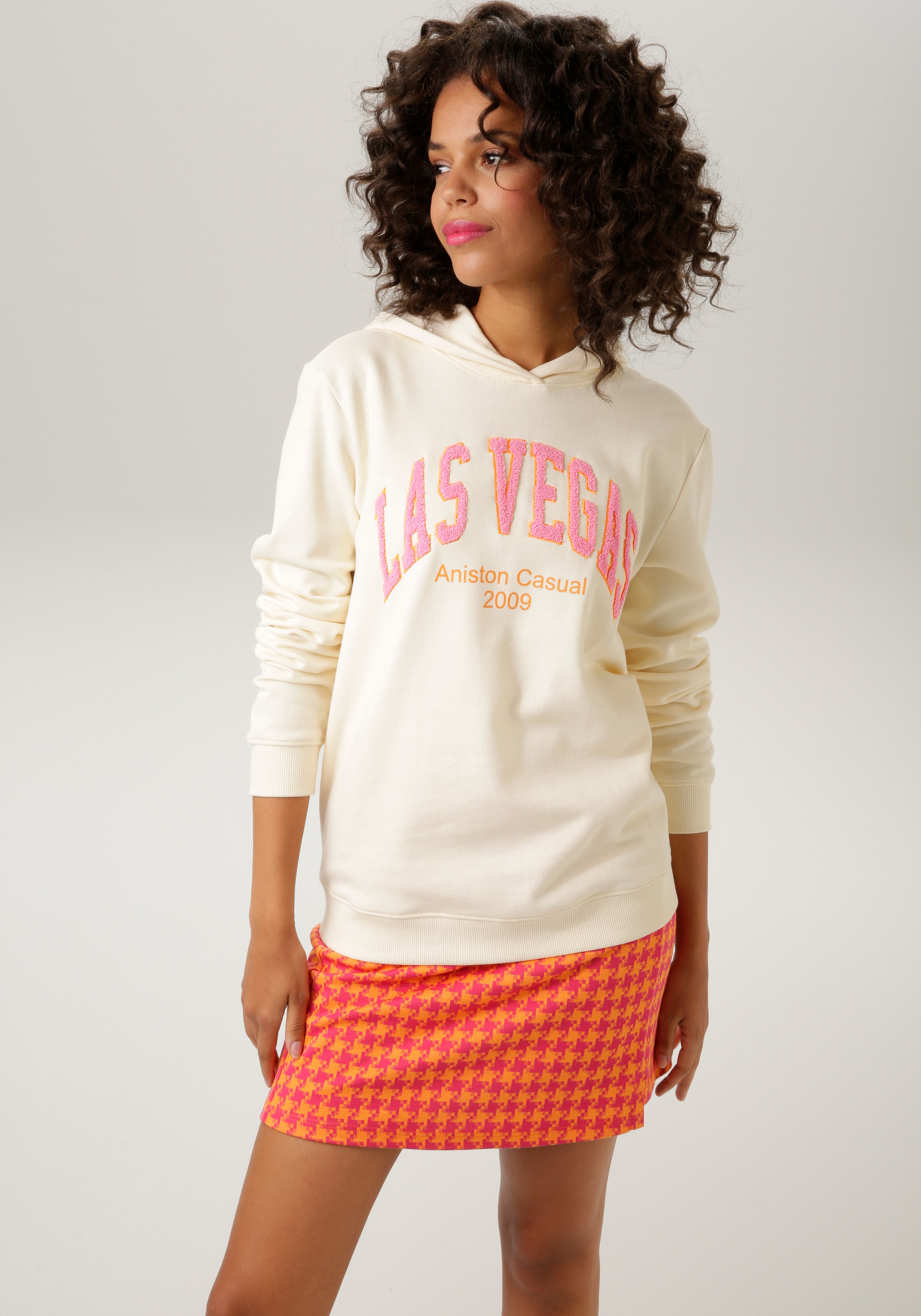 Aniston CASUAL Sweatshirt, mit aufgestickter "LAS VEGAS"-Applikation - NEUE KOLLEKTION