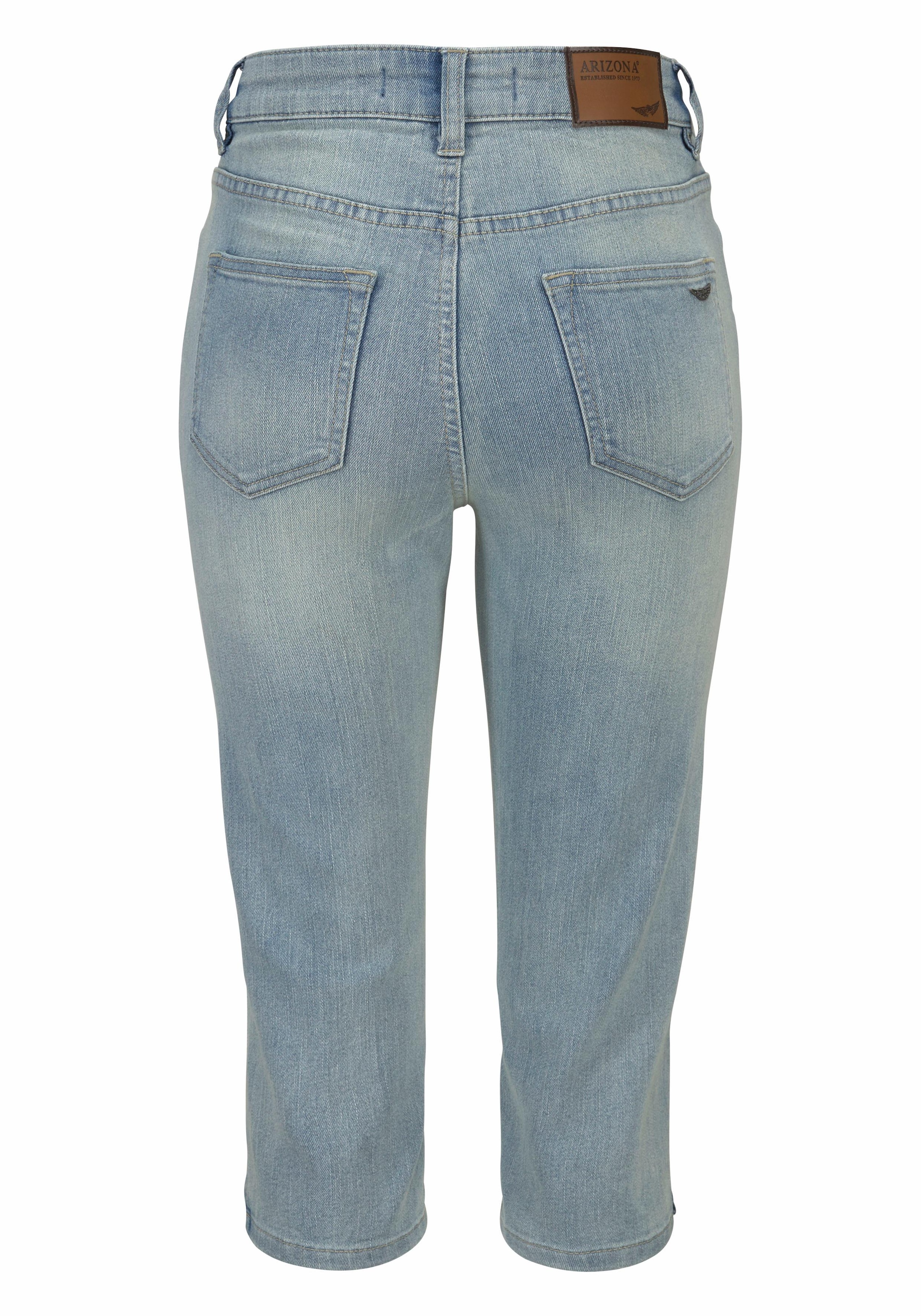 Arizona Caprijeans »mit Schlitz am Saum«, schmale Passform, mit stylischen Nieten, hohe Taille