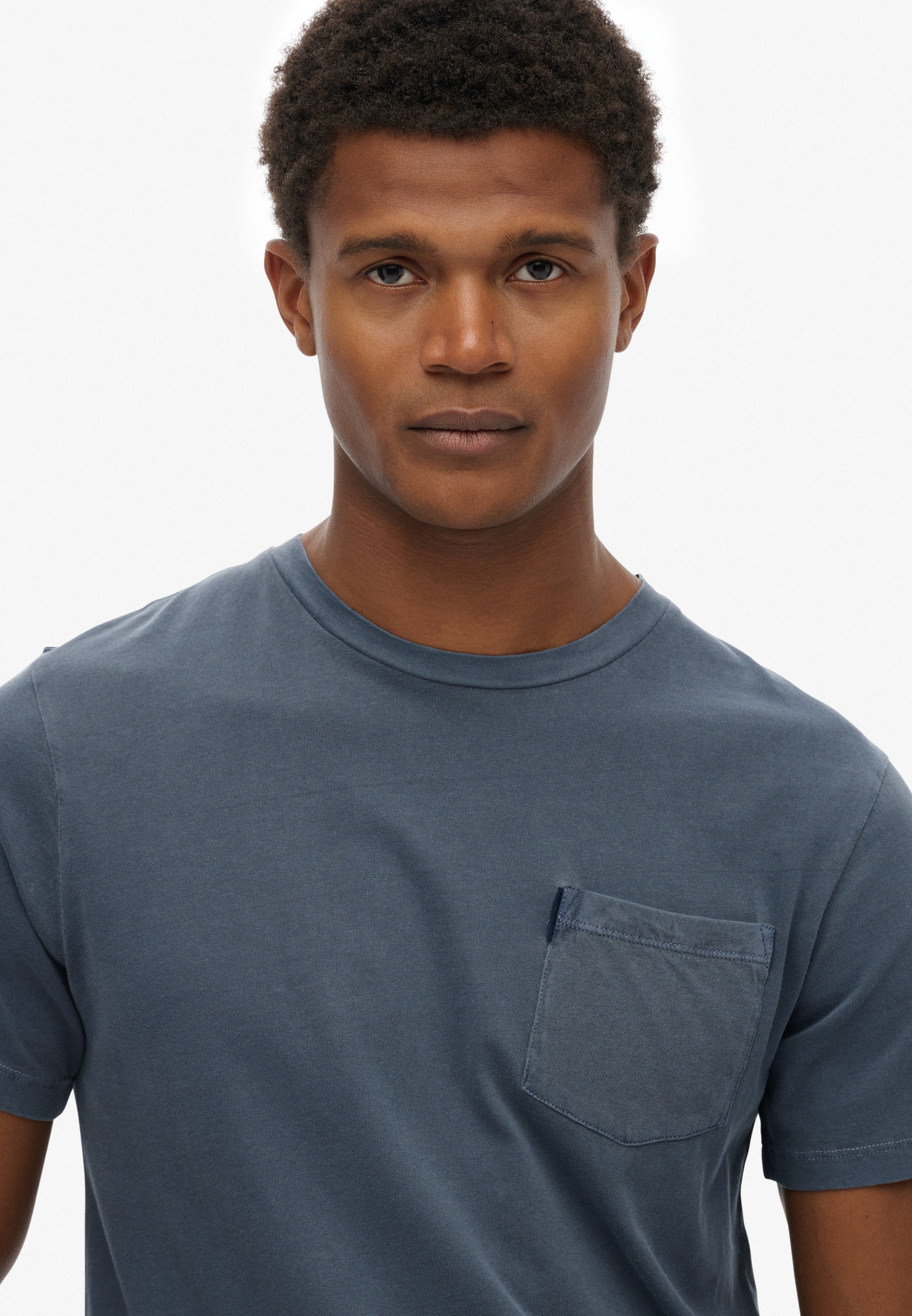 Superdry Rundhalsshirt »CLASSIC ESSENTIAL POCKET TEE«, mit stylischer, aufgesetzter Brusttasche