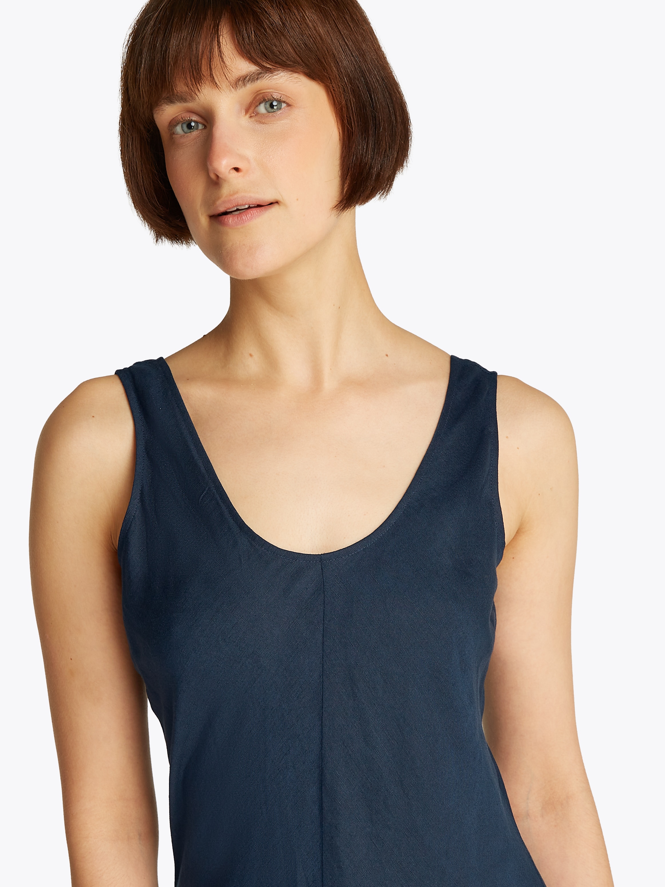 Tommy Hilfiger Maxikleid »TEXTURED LINEN TANK MAXI DRESS«, mit Metalllabel,kühlendes Premium Leinen