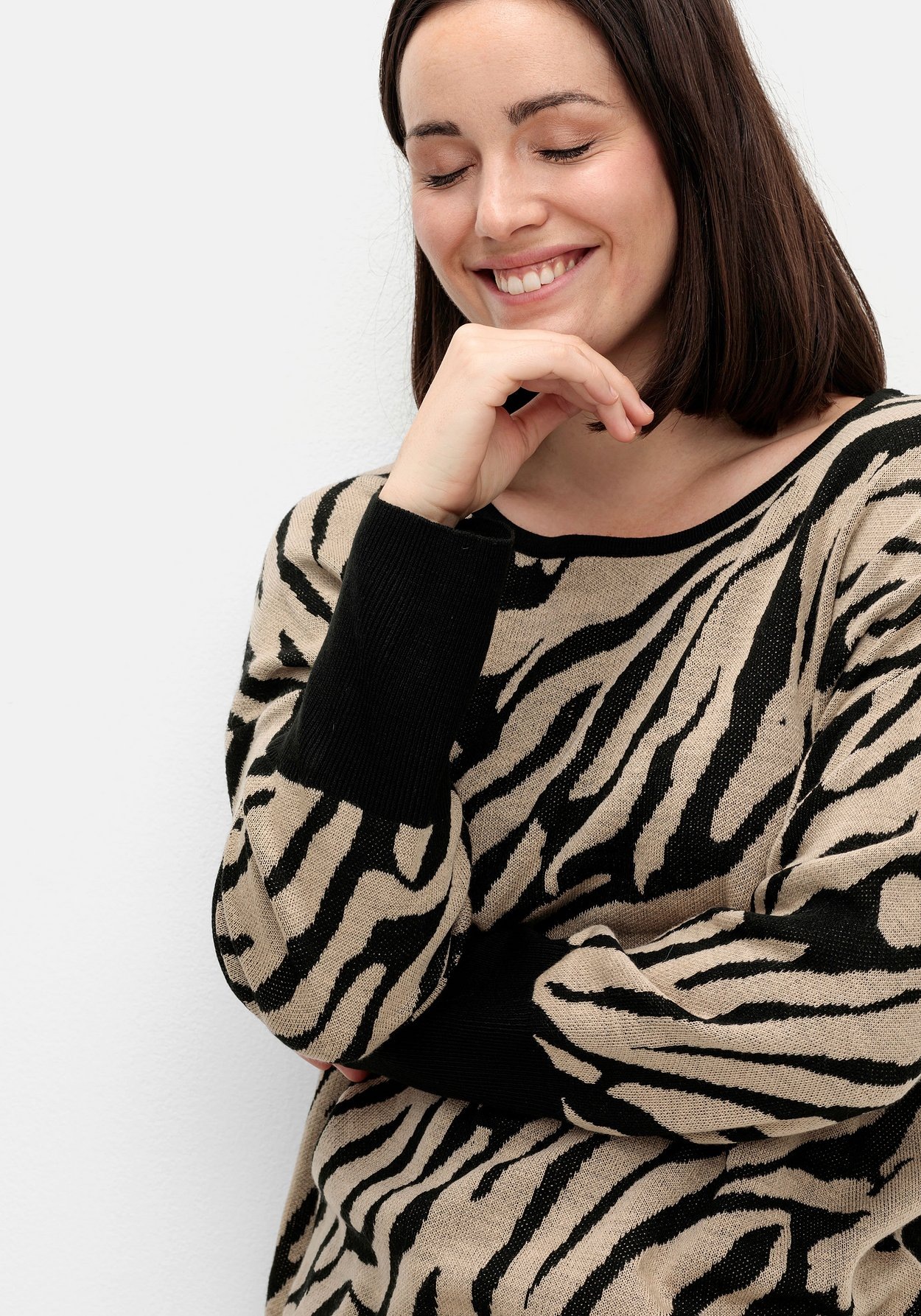 Sheego Rundhalspullover »Jacquard-Pullover mit Animalmuster und überschnittenen Schultern«