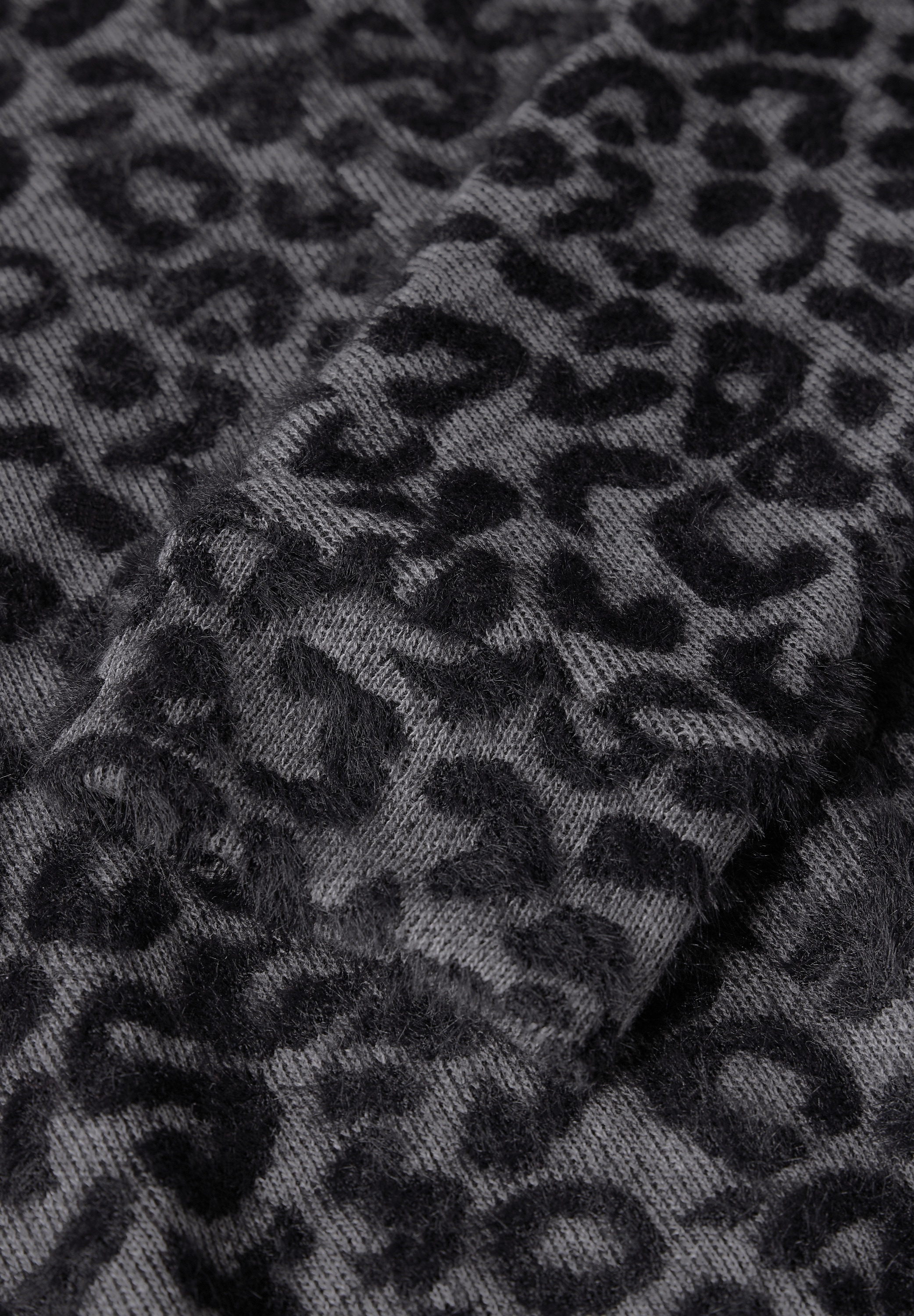 STREET ONE Langarmshirt, mit flauschigem Leomuster