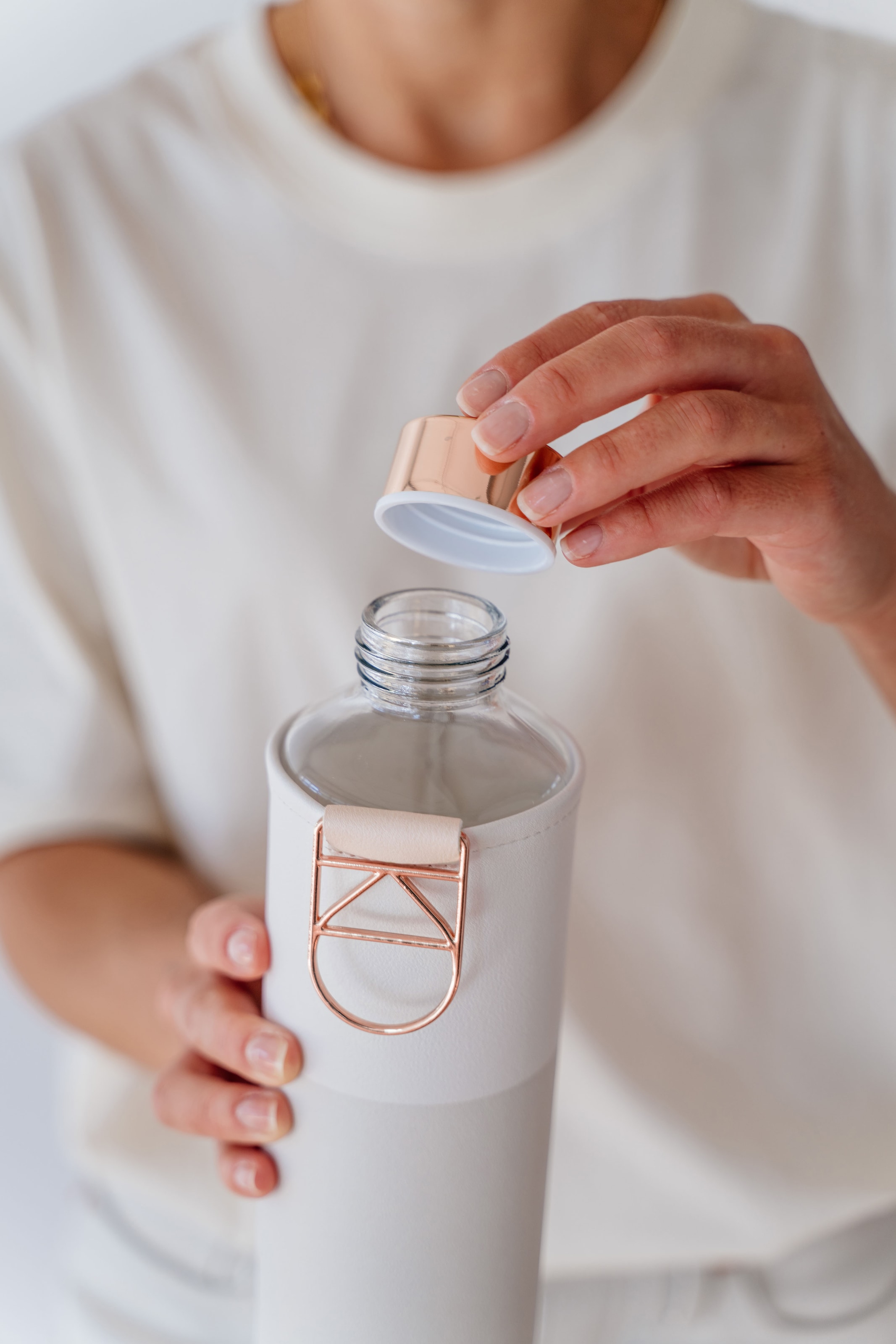 equa Trinkflasche »Mismatch Sage«, Borosilikatglas, mit Kunstlederhülle, 750 ml
