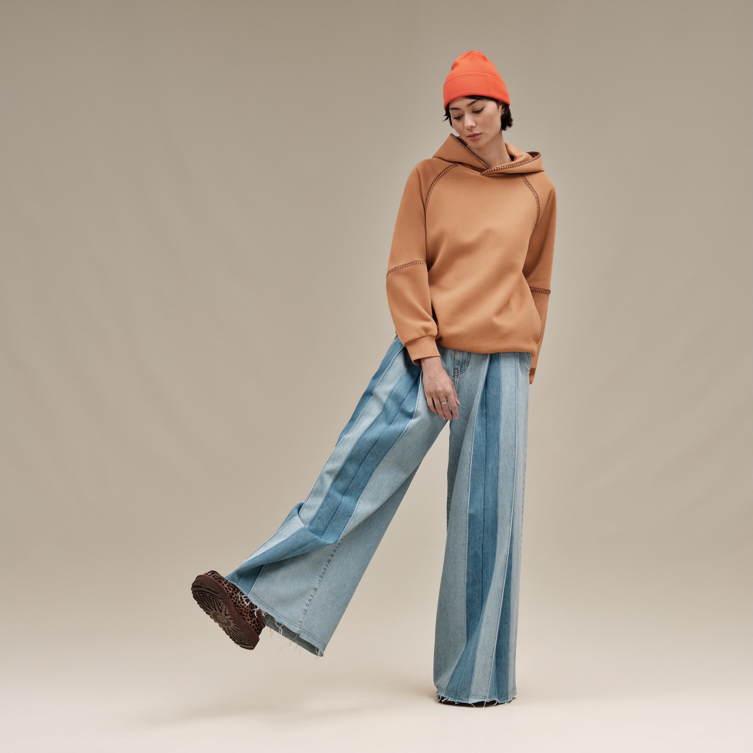 UGG Clog »Tasman Caspian«, Mule, Hausschuh mit allover Leo-Muster
