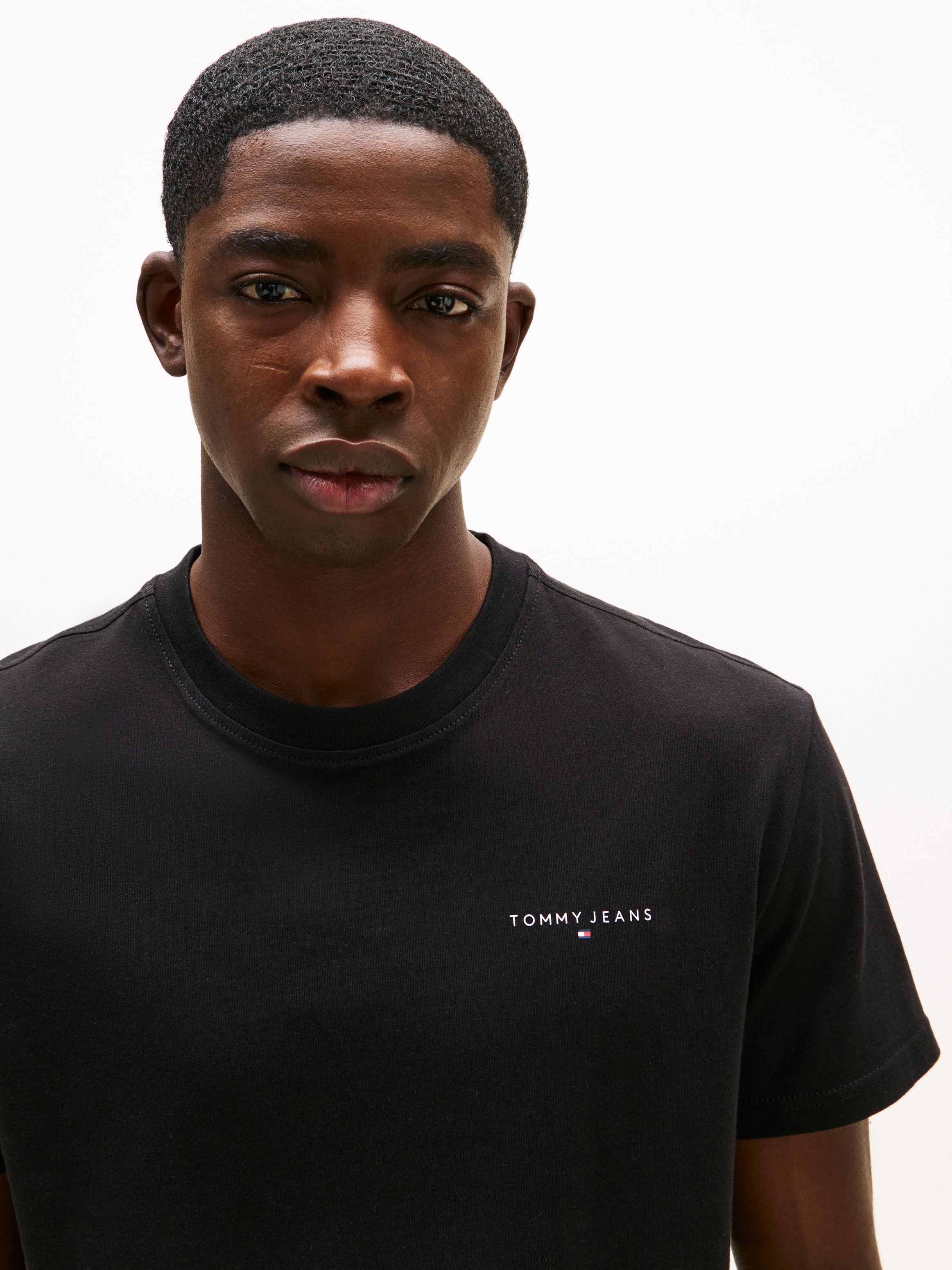 Tommy Jeans T-Shirt »TJM SLIM LINEAR CHEST TEE EXT« Mit Rundhalsausschnitt