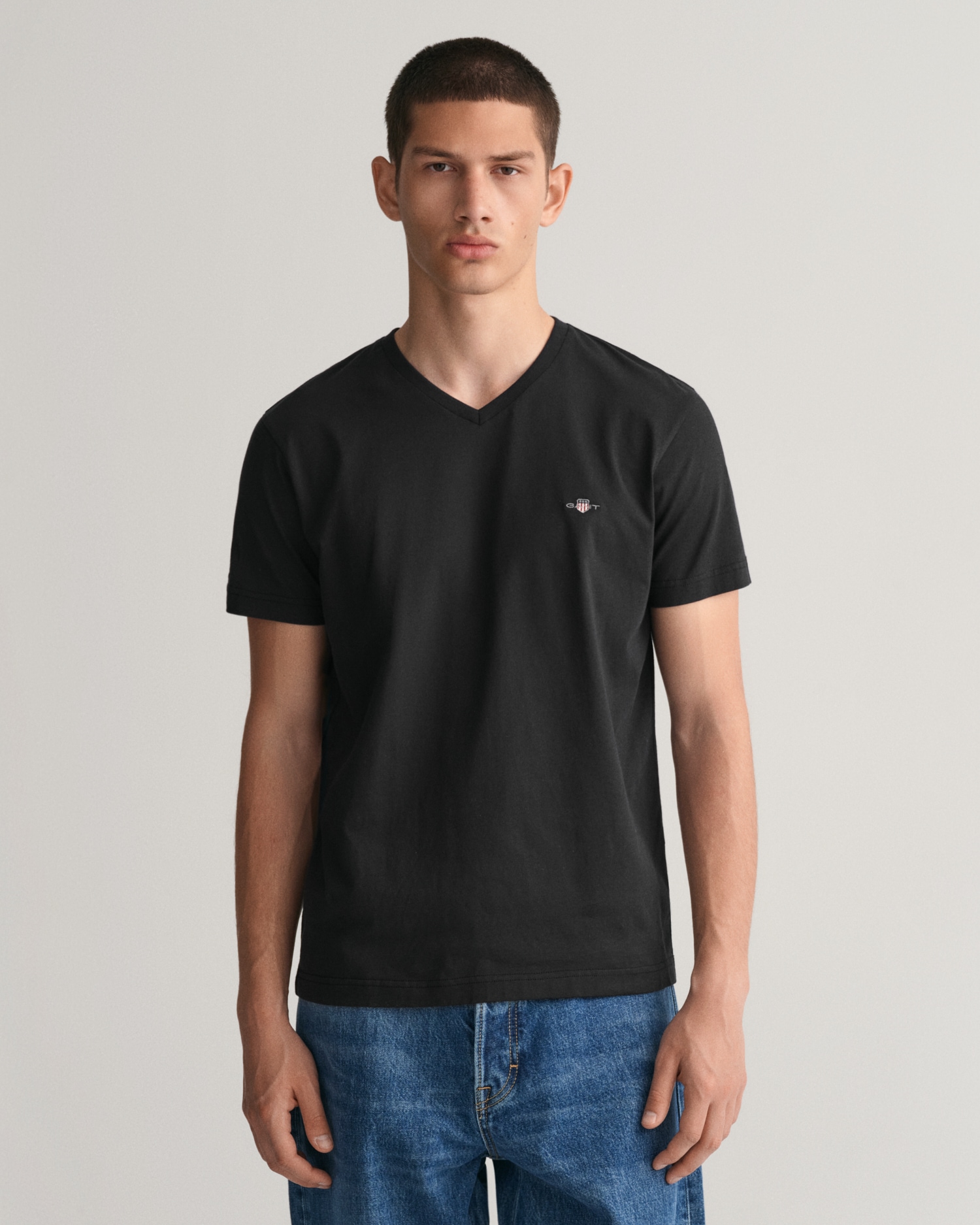 Gant T-Shirt »SLIM SHIELD V-NECK T-SHIRT«, mit einer kleinen Logostickerei auf der Brust
