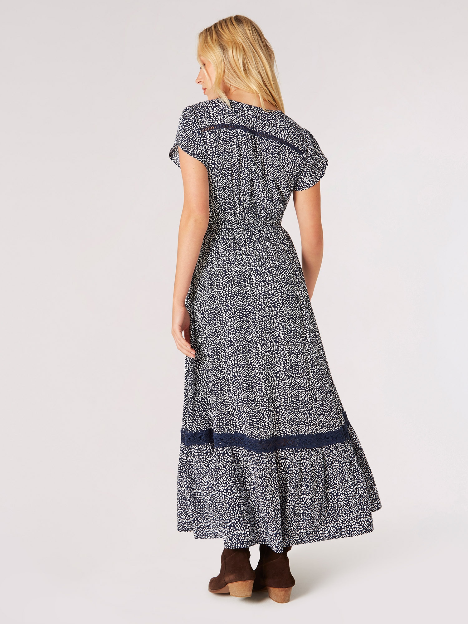 Apricot Maxikleid »Maxikleid« Nicht angegeben, 1 tlg. mit bestickter Bordüre