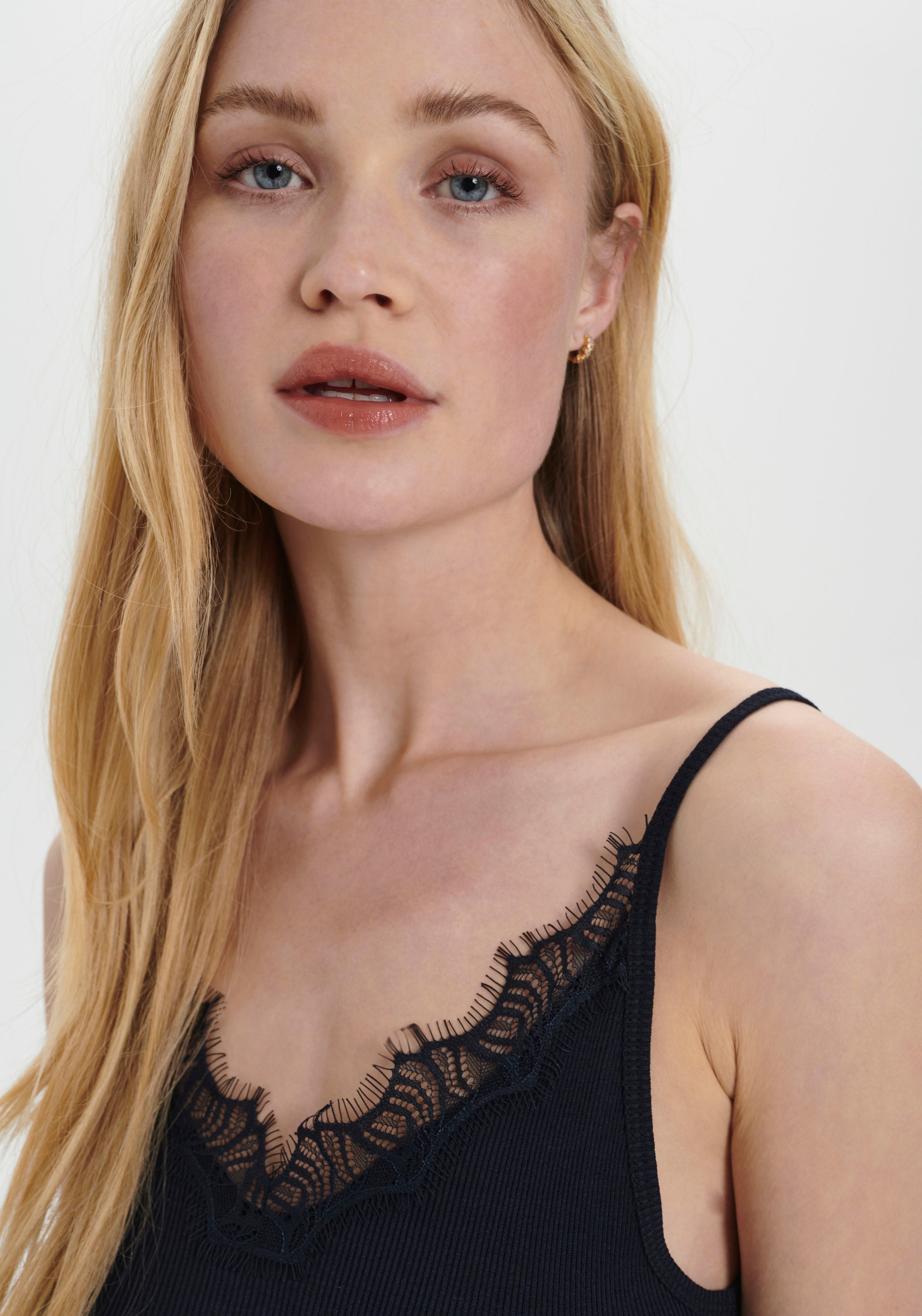 Saint Tropez Spaghettitop »SZ-MAYA STRAP TOP«, mit Seidenanteil