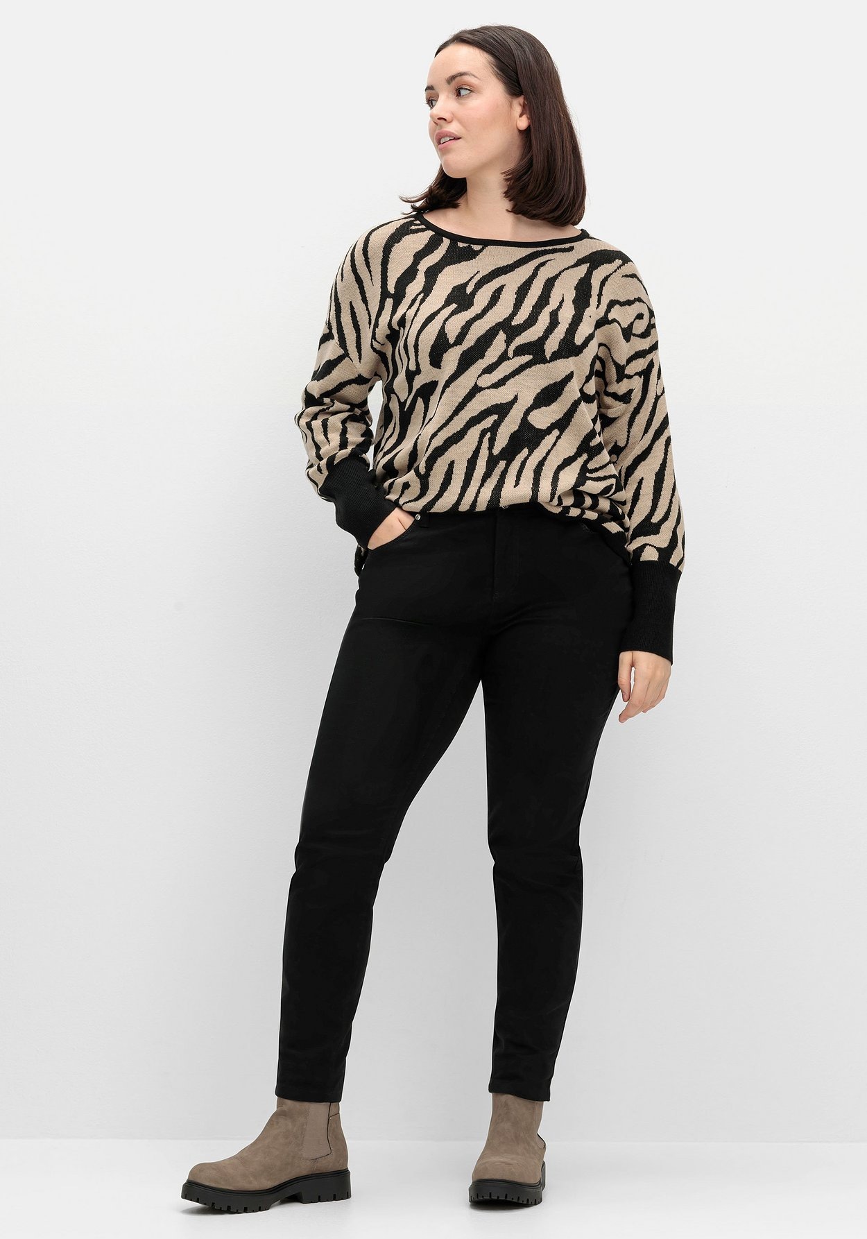 Sheego Rundhalspullover »Jacquard-Pullover mit Animalmuster und überschnittenen Schultern«