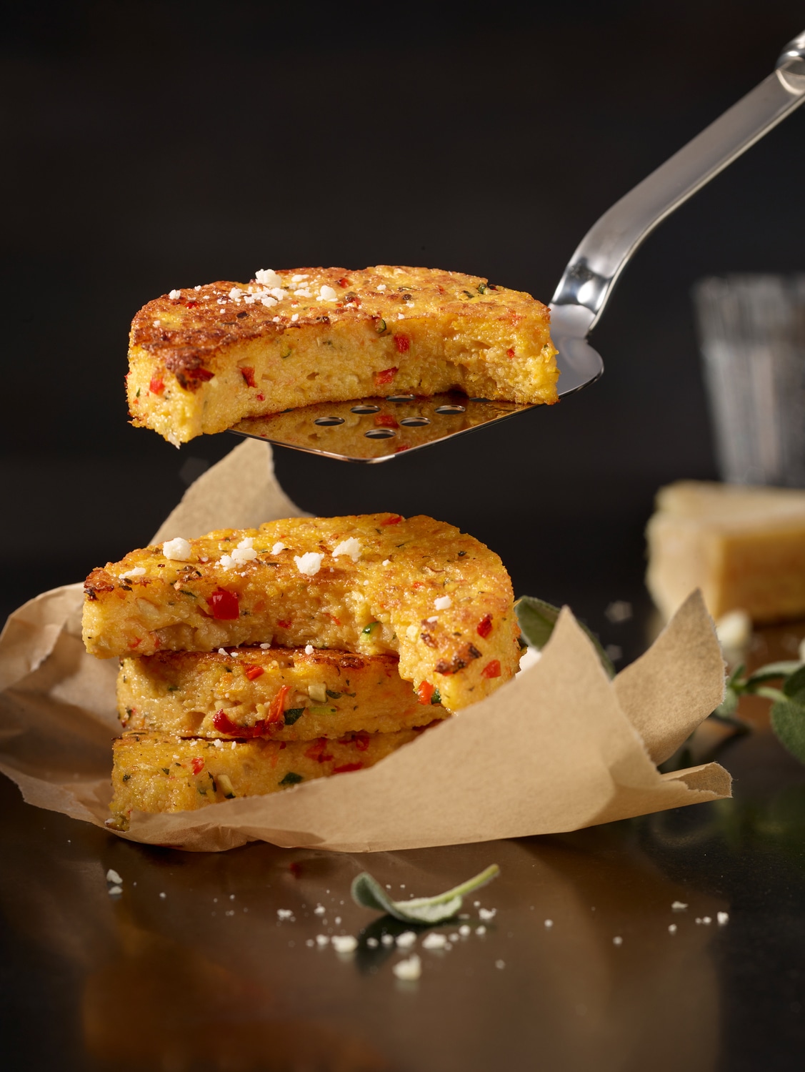 RÖSLE Pfannenschaufel Pfannenwender mit Lochung und Aufhängeöse, spülmaschinengeeignet