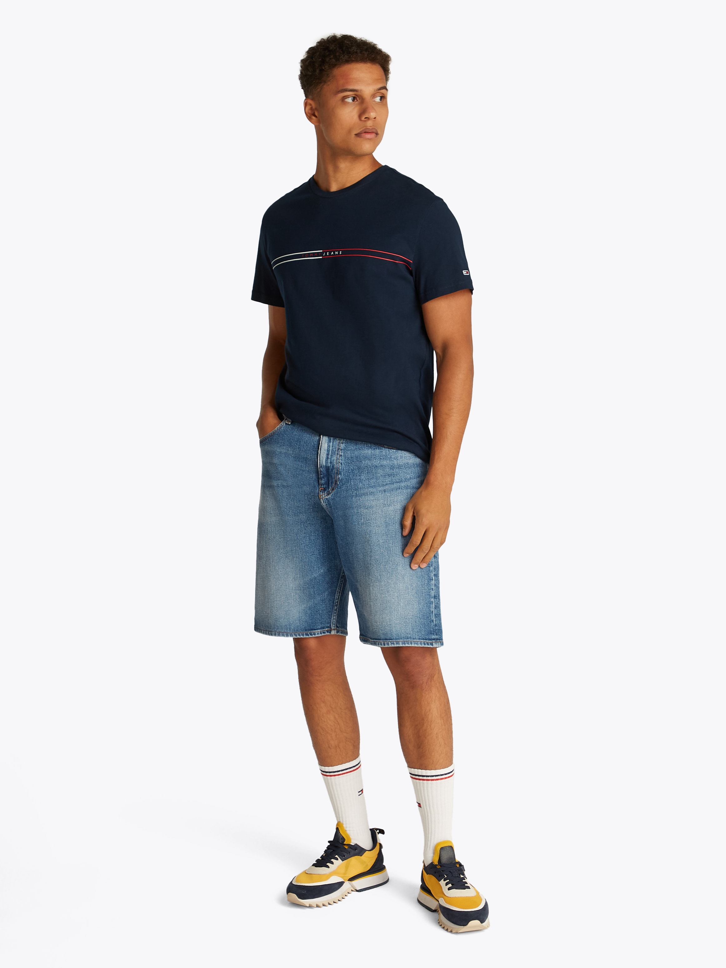 Tommy Jeans Kurzarmshirt »TJM SLIM ENTRY GRAPHIC TEE EXT«, Mit Rundhalsausschnitt