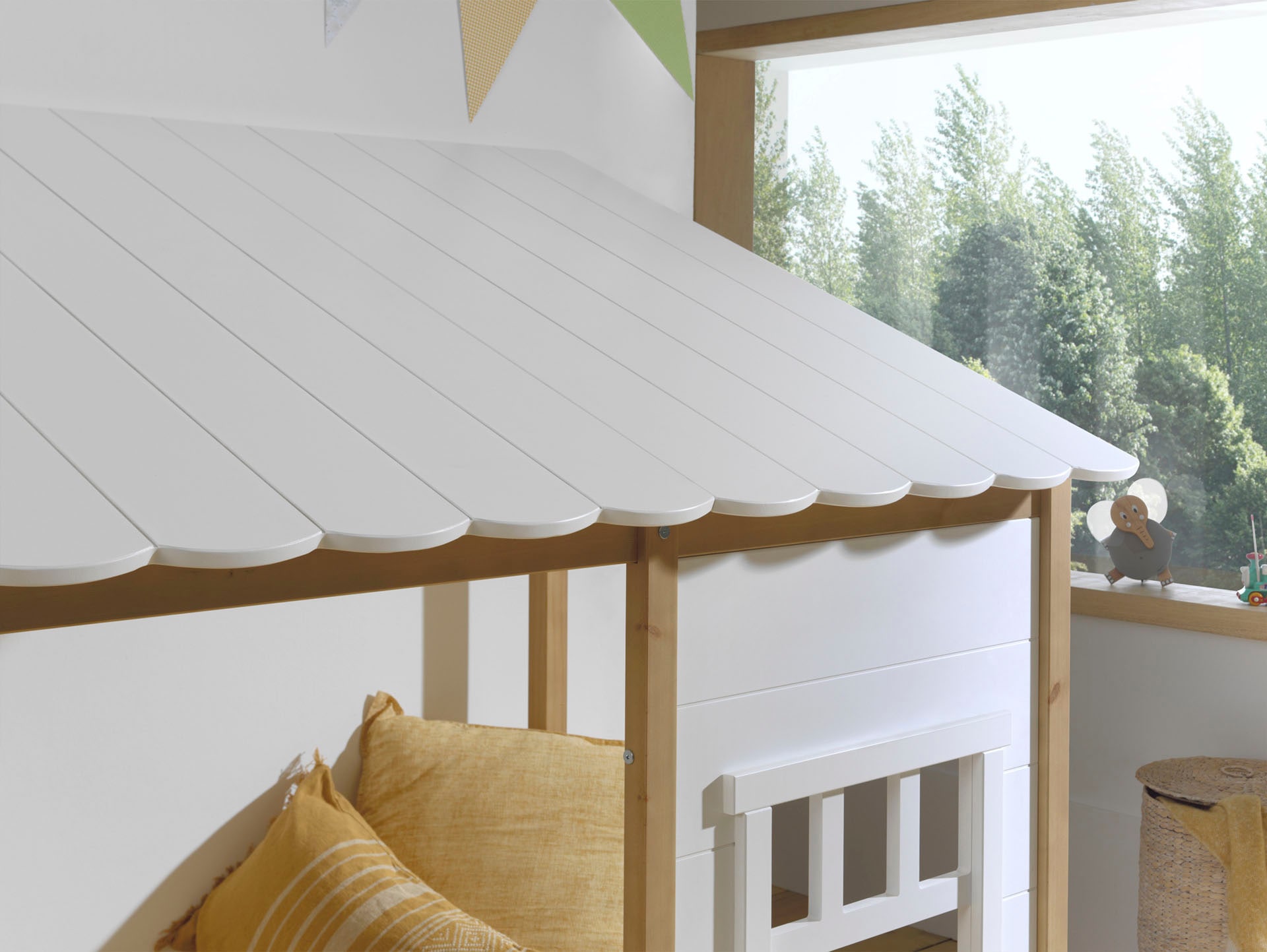 Vipack Kinderbett »Hausbett, aus MDF und Massivholz weiß lackiert mit farblichen Absatz«, (B/H/T ca. 214,5x174x107,5cm, vorne 2 Fenster, mit Liebe zum Detail), inkl. Rolllattenrost, wahlweise mit oder ohne Bettschublade auf Rollen