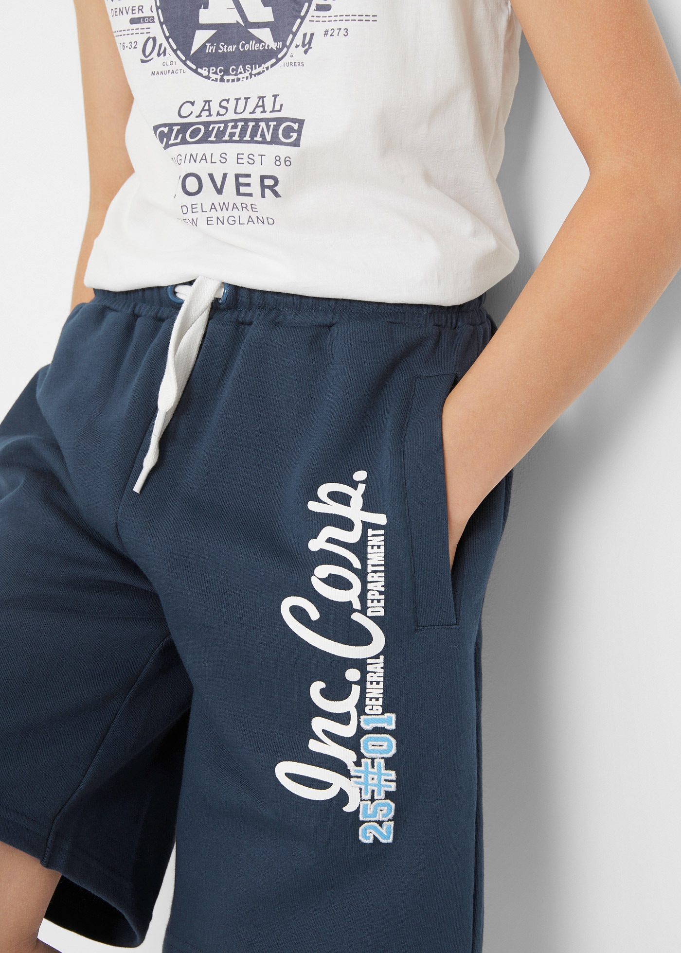 bonprix Sweatbermudas  aus Baumwolle, Regular Fit, Casual Stil, mit Druck auf dem Bein