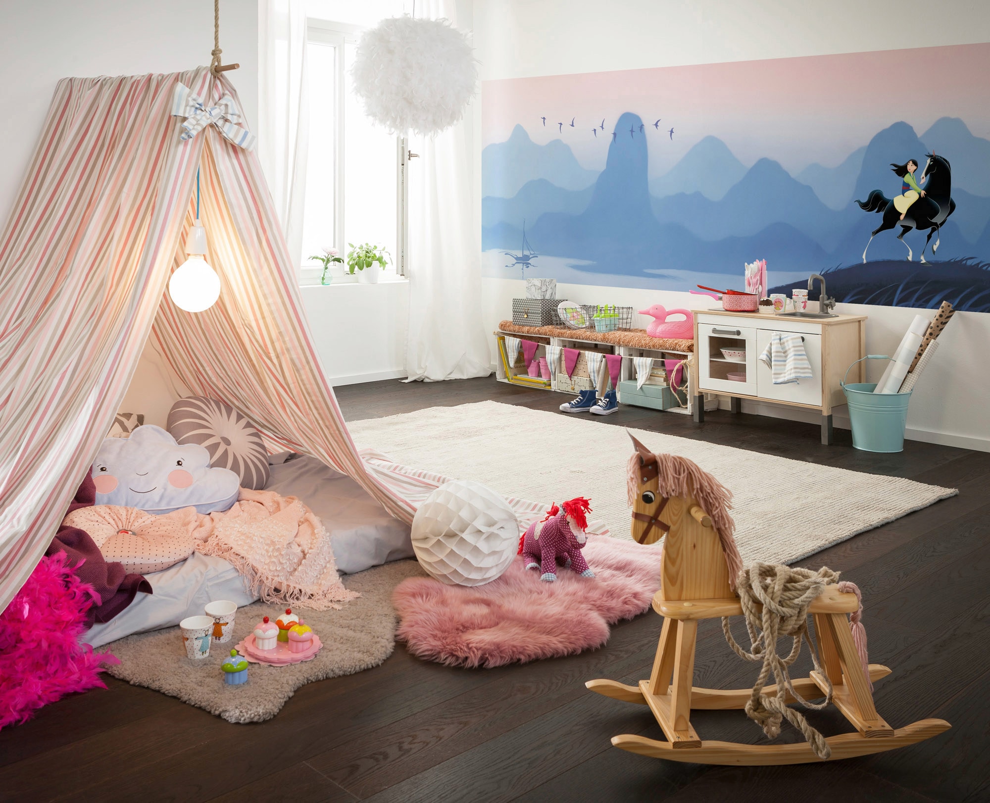 Komar Vliestapete »Digitaldruck Vlies - Mulan Hills - Größe 300 x 100 cm«, bedruckt, Kinderzimmer