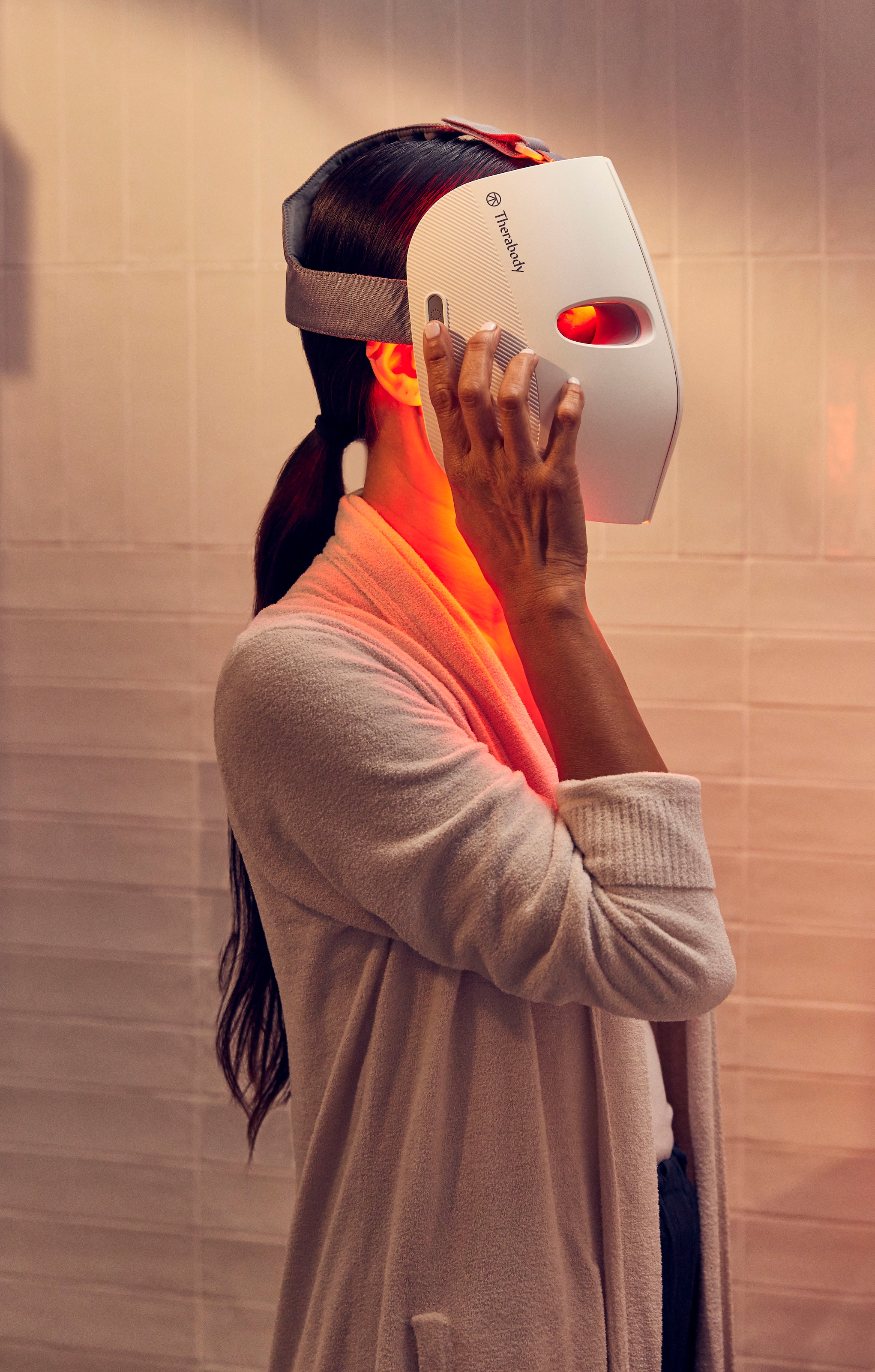 Therabody Kosmetikbehandlungsgerät »TheraFace Mask LED-Hautpflegemaske mit Vibrationstherapie«, Verbesserung der Hautstruktur, klinisch erwiesene Vorteile