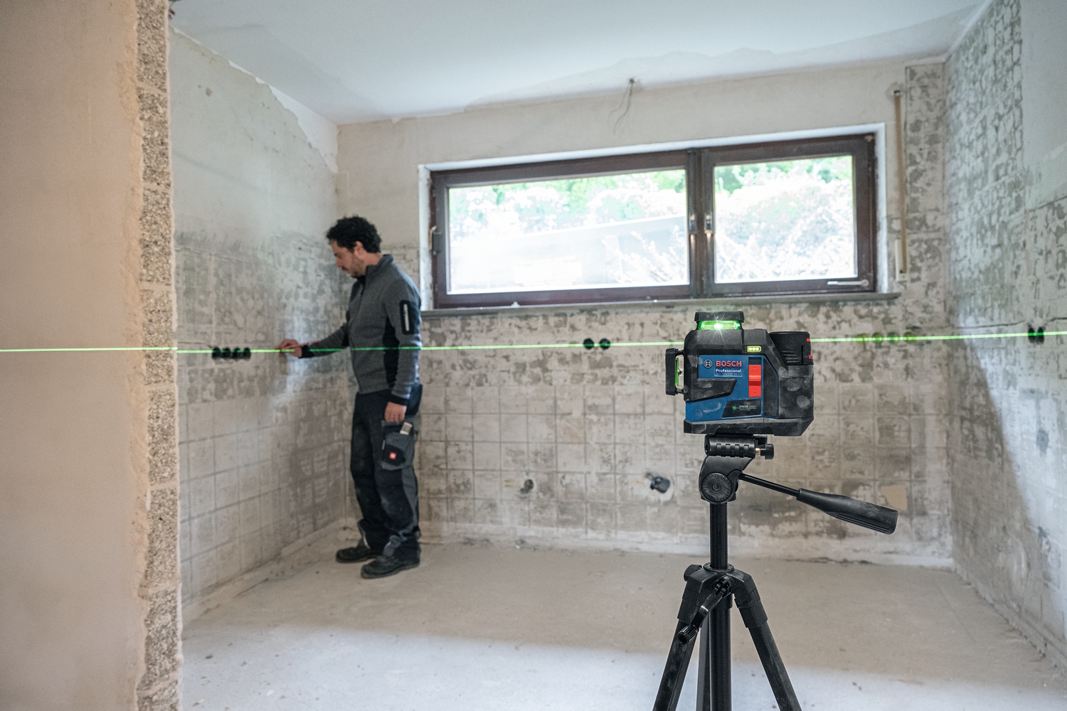 Bosch Professional Kreuzlinienlaser »»GLL 12V-100-33 CG««, Inkl. 1x Akku GBA 12V 2.0Ah, in L-BOXX 136 und Universalhalter LB 10