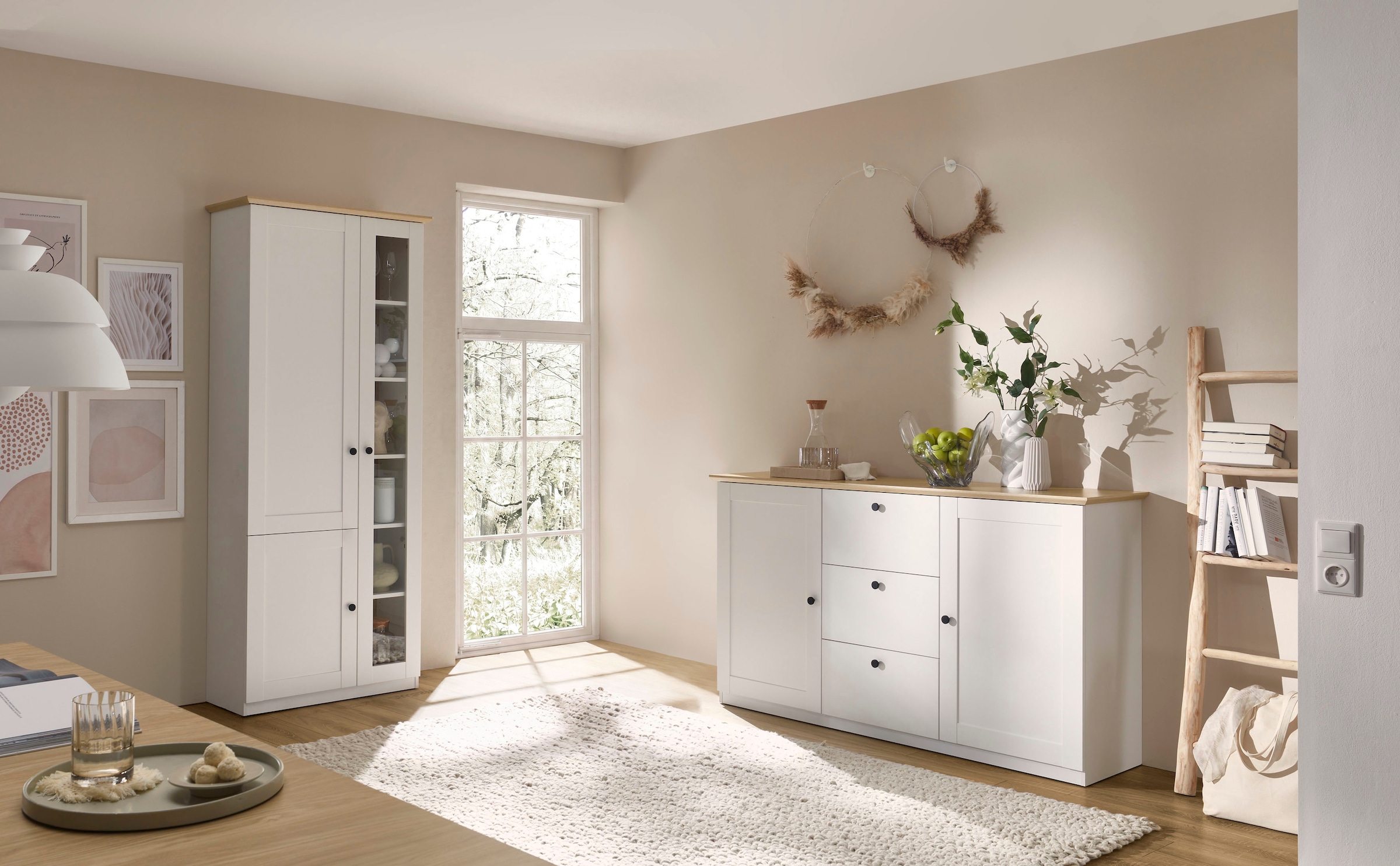 OTTO home Vitrine »Brest, Standvitrine im Landhausstil, Glasvitrine, Vitrinenschrank« schwarze Metallgriffe, ausreichend Stauraum, Glastür, 203 cm hoch