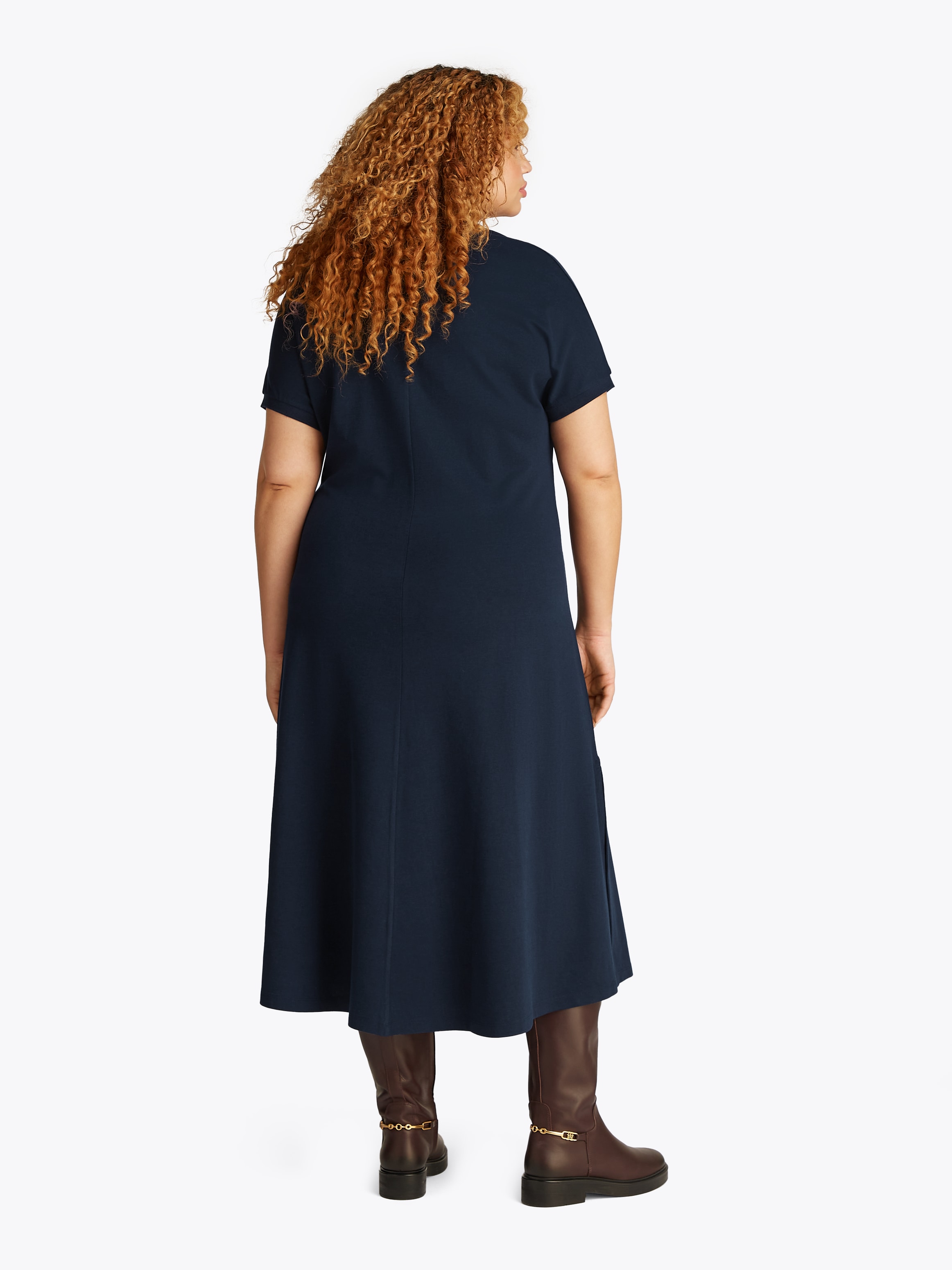 Tommy Hilfiger Curve Midikleid »CRV LYOCELL OPEN-NK MIDI DRESS«, in Großen Größen, Logostickerei, V-Ausschnitt