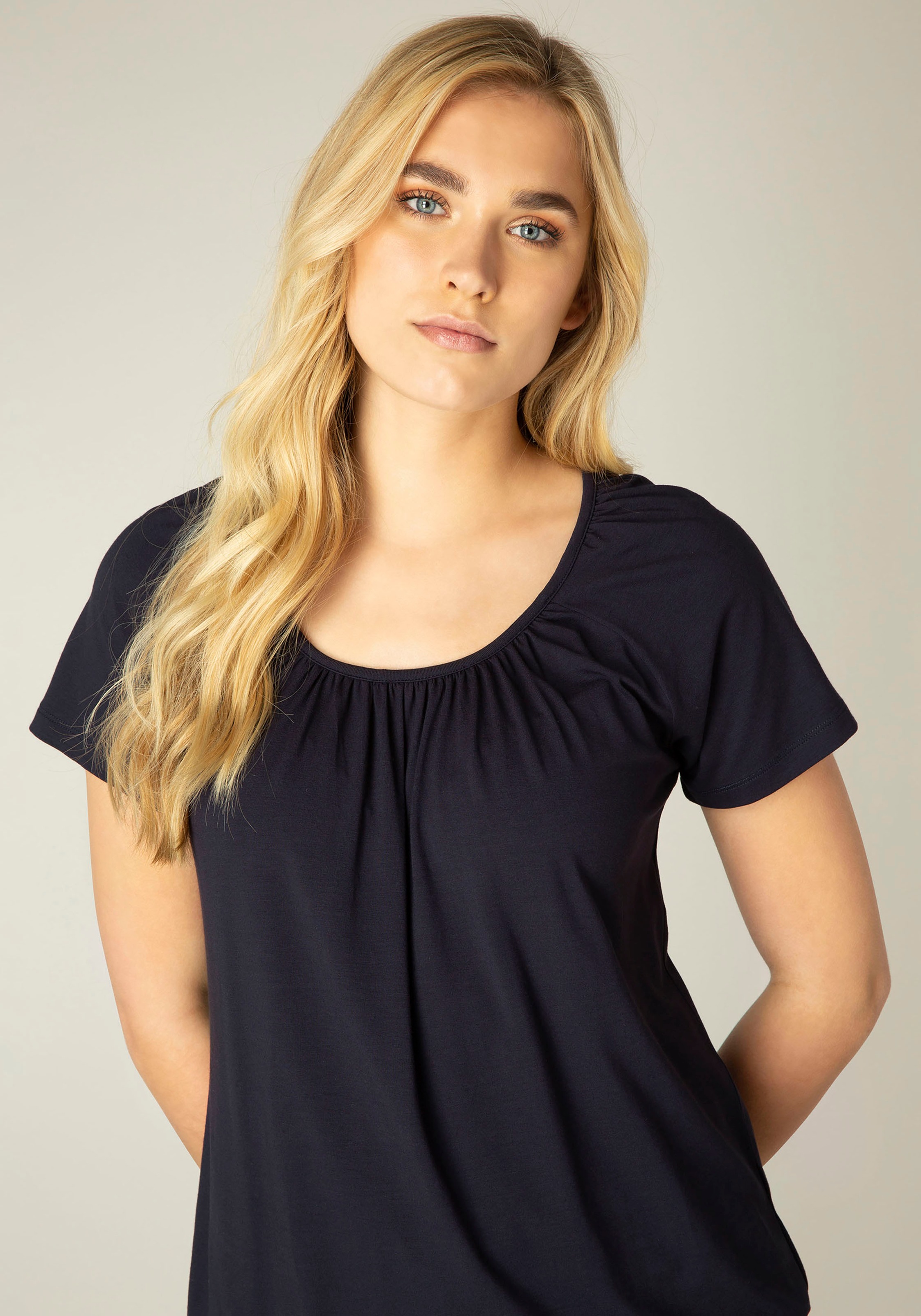 Base Level T-Shirt »Yona«, Weich fließend durch eingearbeitete Falten und elastischem Bund