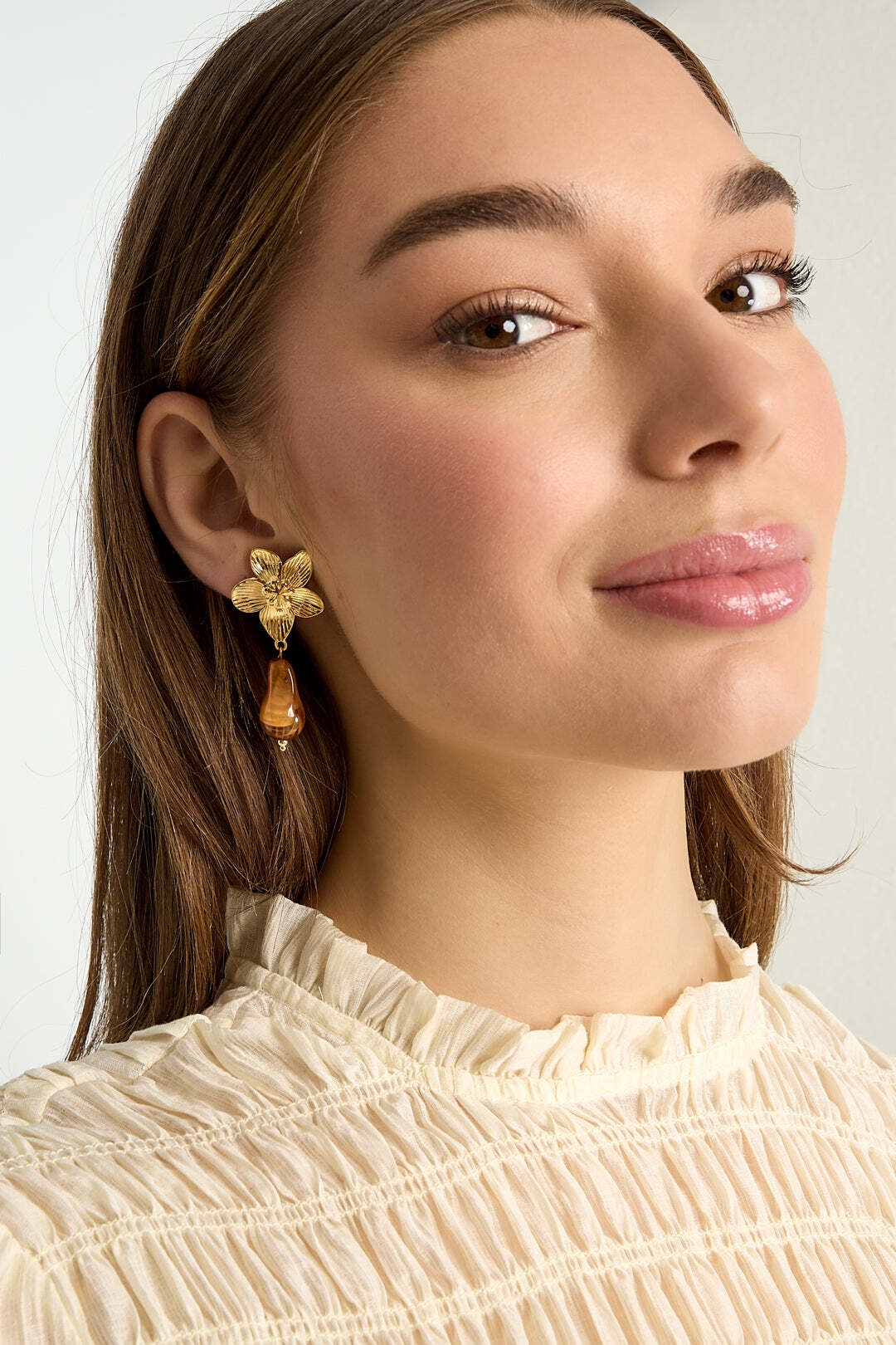 Adelia´s Paar Ohrhänger »Ohrringe Ohrhänger mit Blumenmotiv und organisch geformter Acrylperle« Die Blüte mit gerillten Blütenblättern verleiht diesem Modeschmuck eine modische Note