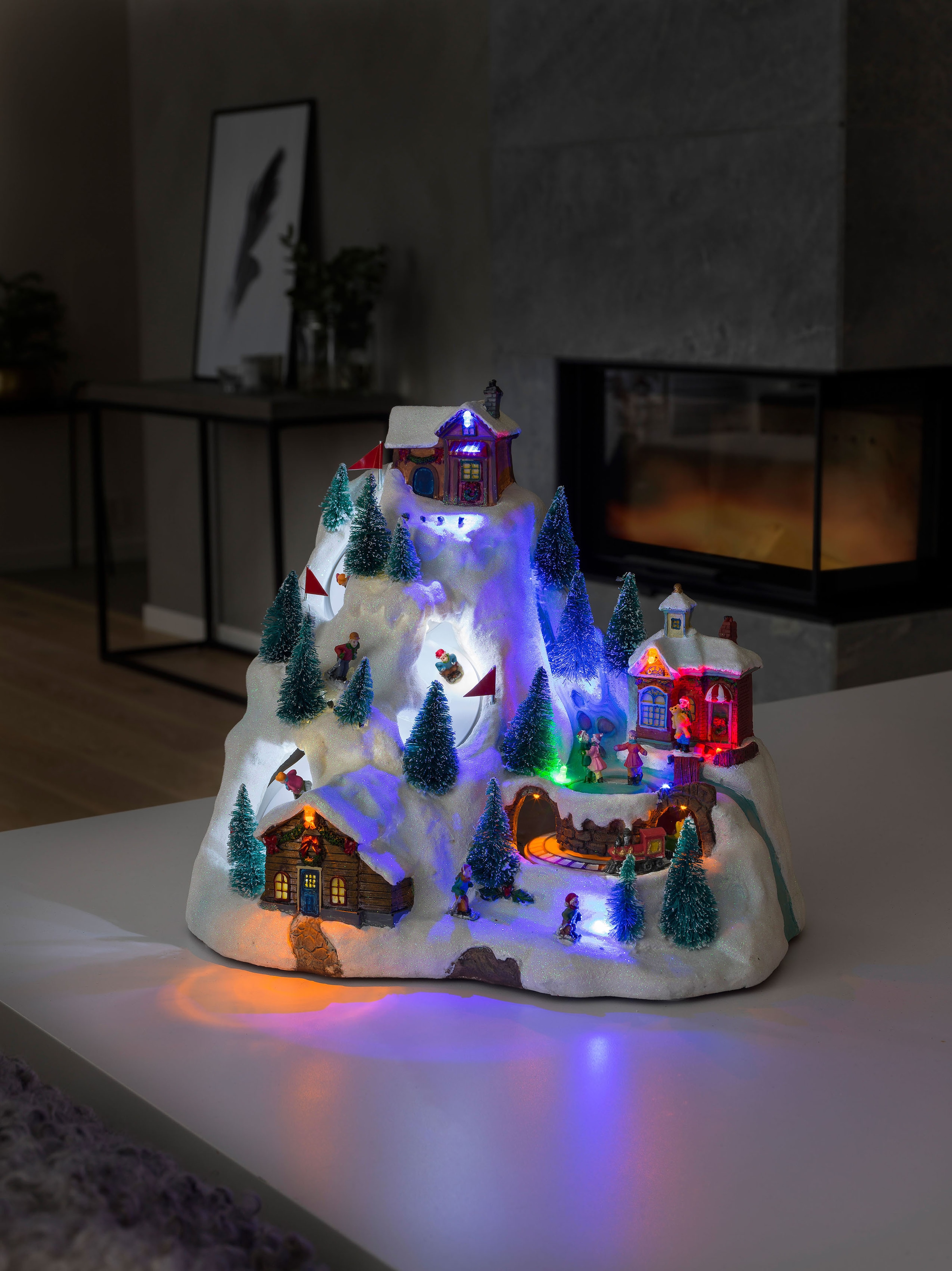 KONSTSMIDE Weihnachtsfigur »Weihnachtsdeko«, (1 St.), LED Szenerie Skipiste,  m. Animation + 8 klassischen Weihnachtsliedern kaufen bei OTTO