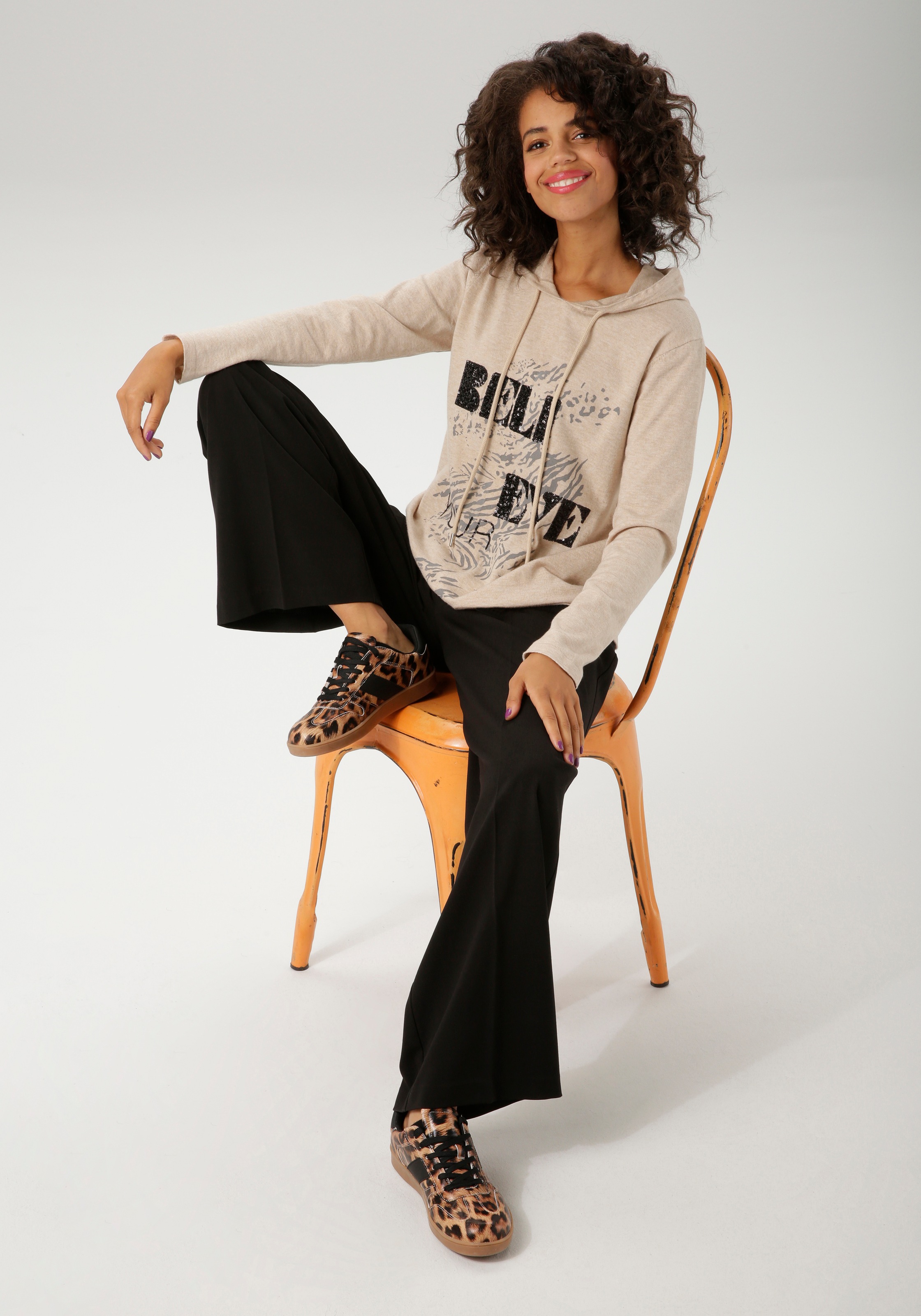 Aniston CASUAL Strickpullover mit Pailletten-Schriftzug verziertem Vorderteil