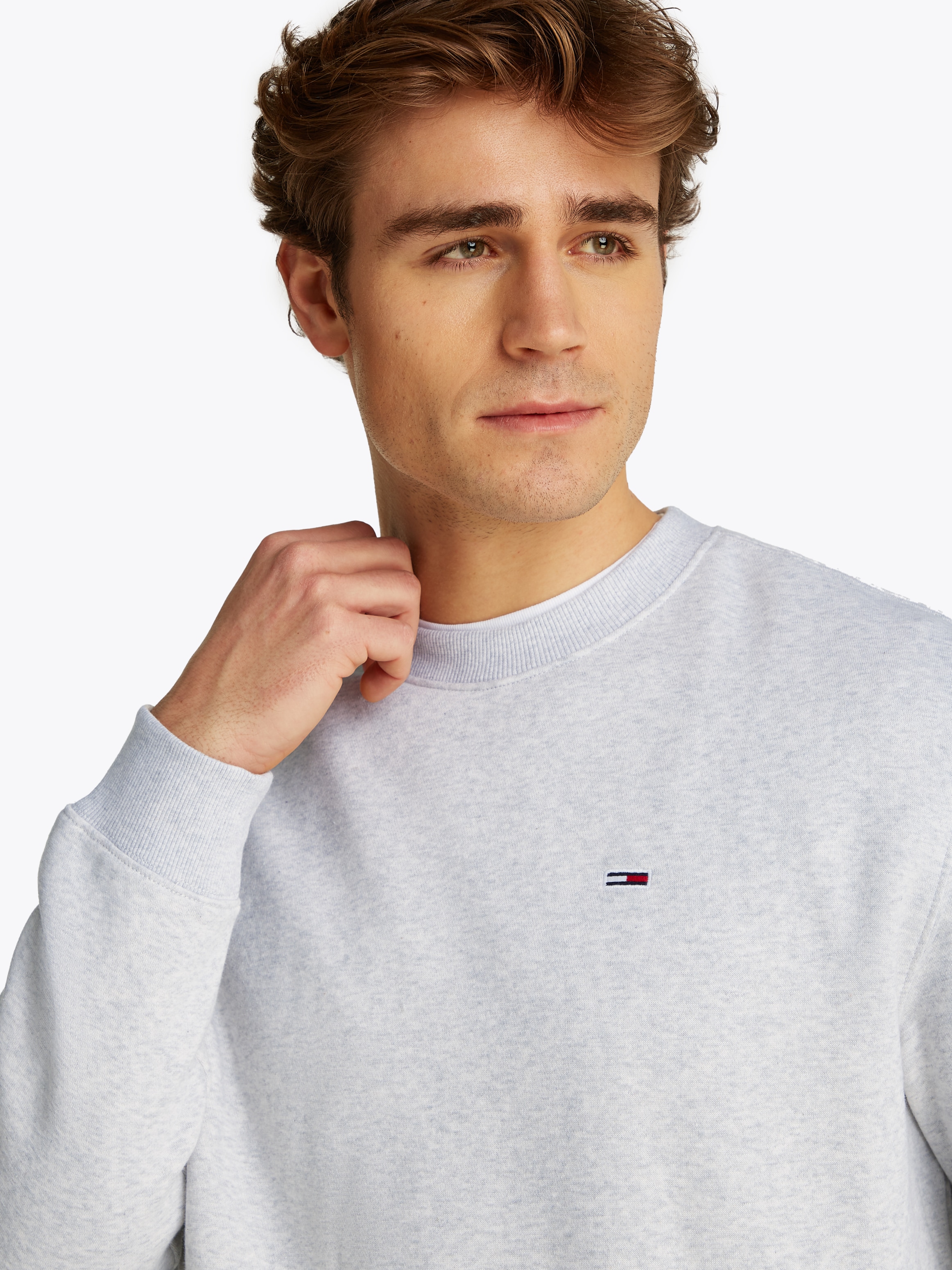 Tommy Jeans Sweatshirt »TJM REG S FLAG CREW«, Mit besticktem Markenlogo auf Brusthöhe