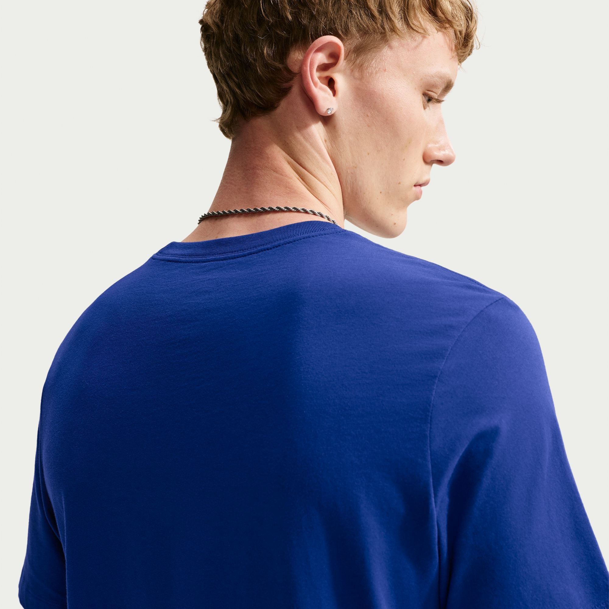 Nike T-Shirt »FCB M NK SWOOSH TEE« für Fußball konzipiert, sportlicher Stil, mit klarer Sport-Optik