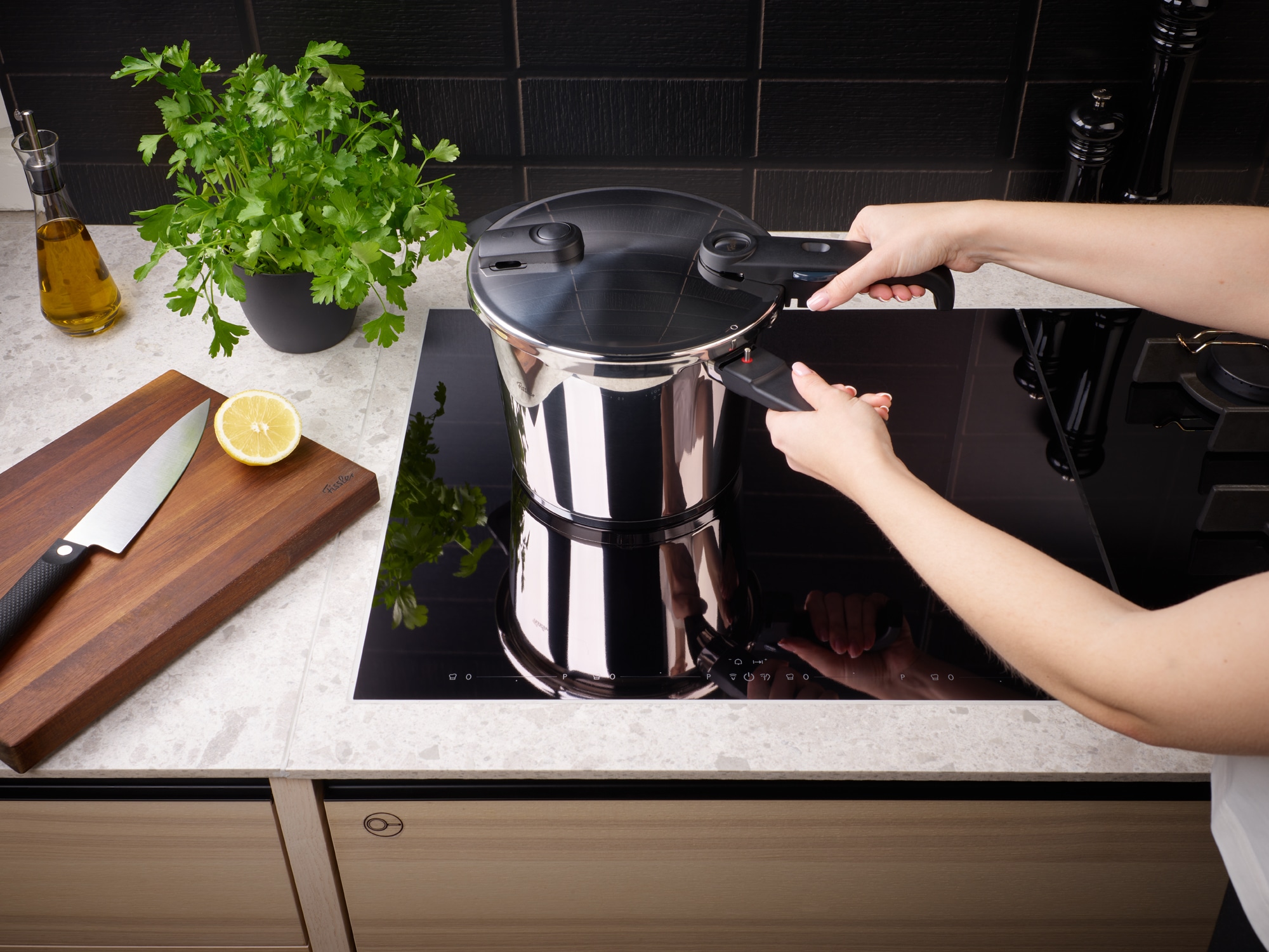 Fissler Schnellkochtopf »Vitaquick® Edition« Set, je 1 Topf 4,5 + 2,5 Liter, 1 Deckel, 1 Zusatz-Glasdeckel + Zubehör, 6 Stk. tlg. Edelstahl 18/10