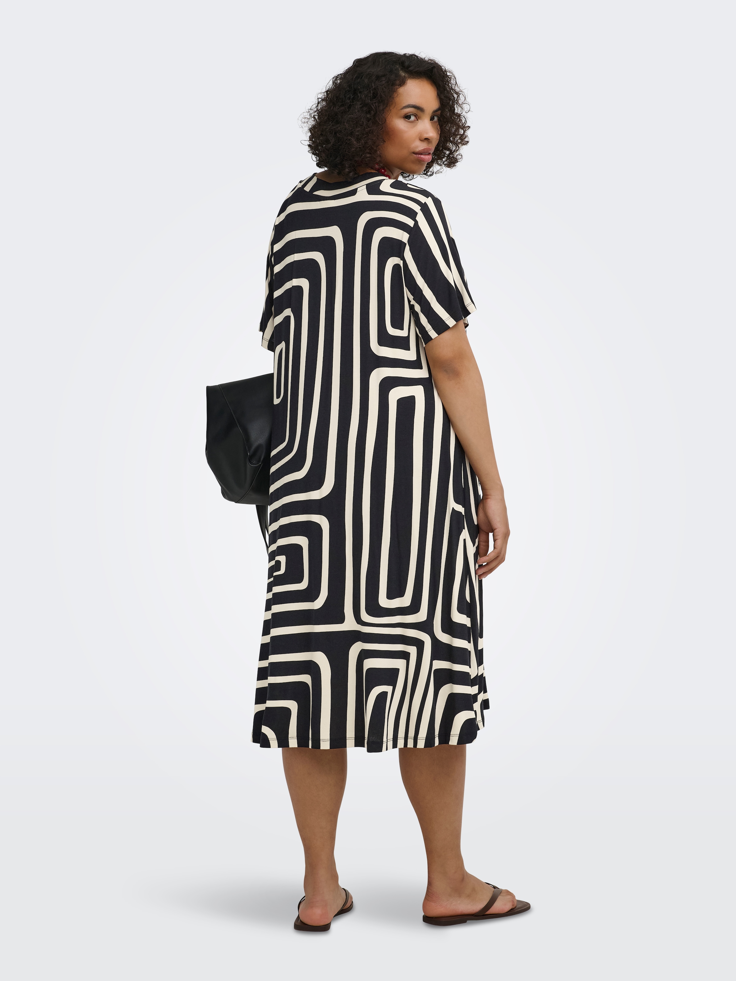 ONLY CARMAKOMA Shirtkleid »CARFYRLA LIFE S/S V-NCK BLK AOP DRE NOOS« Viskosemischung, regular fit