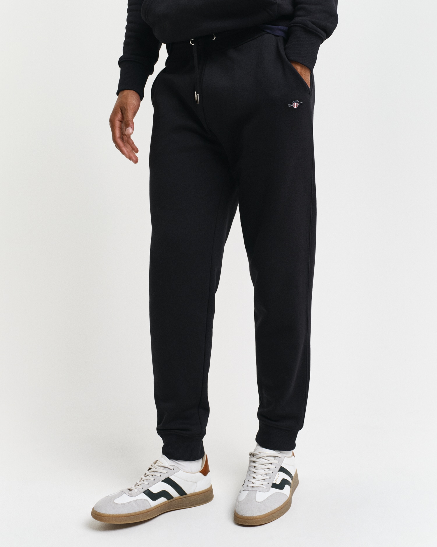 Sweathose »REG SHIELD SWEATPANTS«, mit Logostickerei unterhalb des Bunds