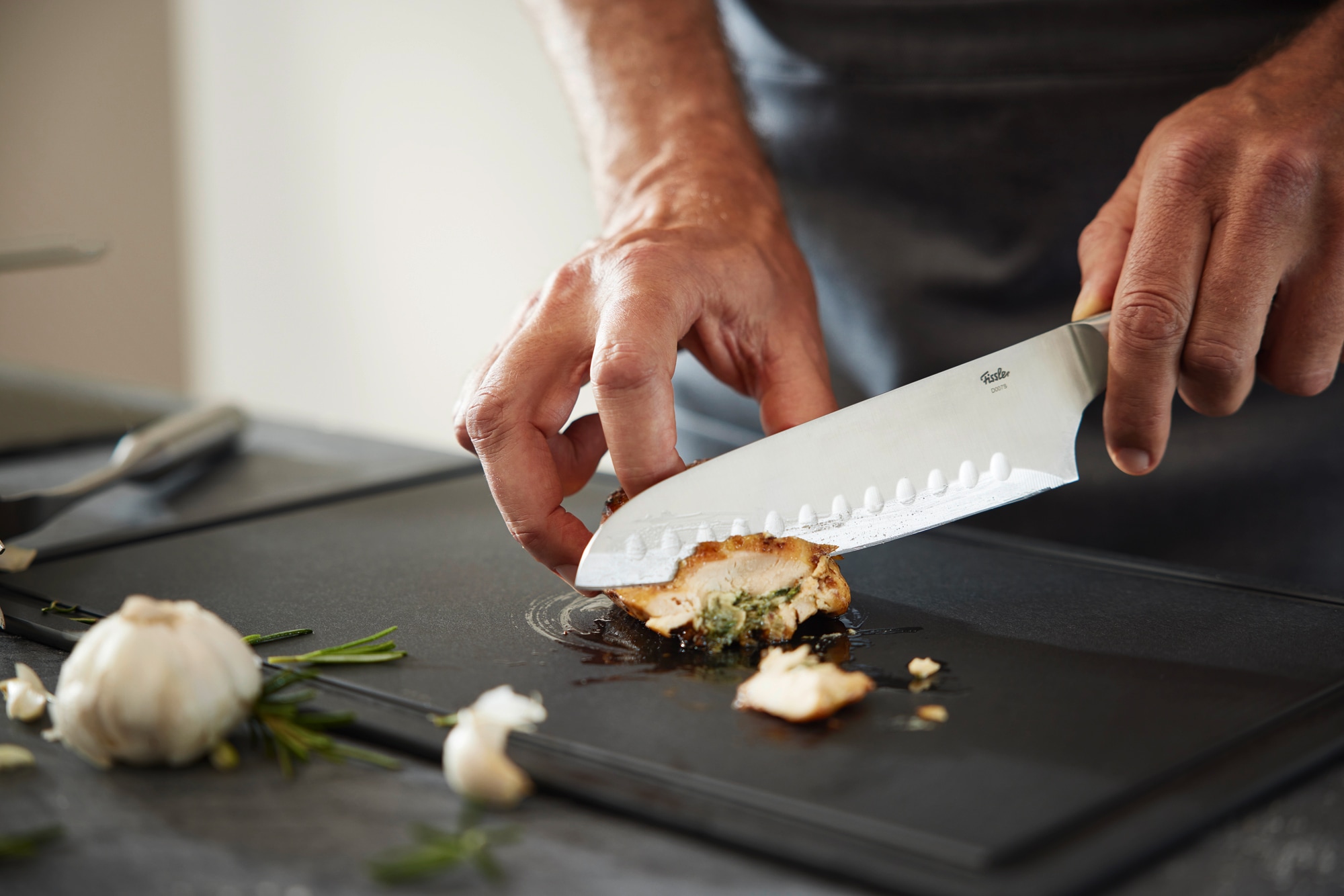 Fissler Santokumesser »Essential« breite Klinge, Halbkropf, leicht gebogenes Klingenprofil, Kullen