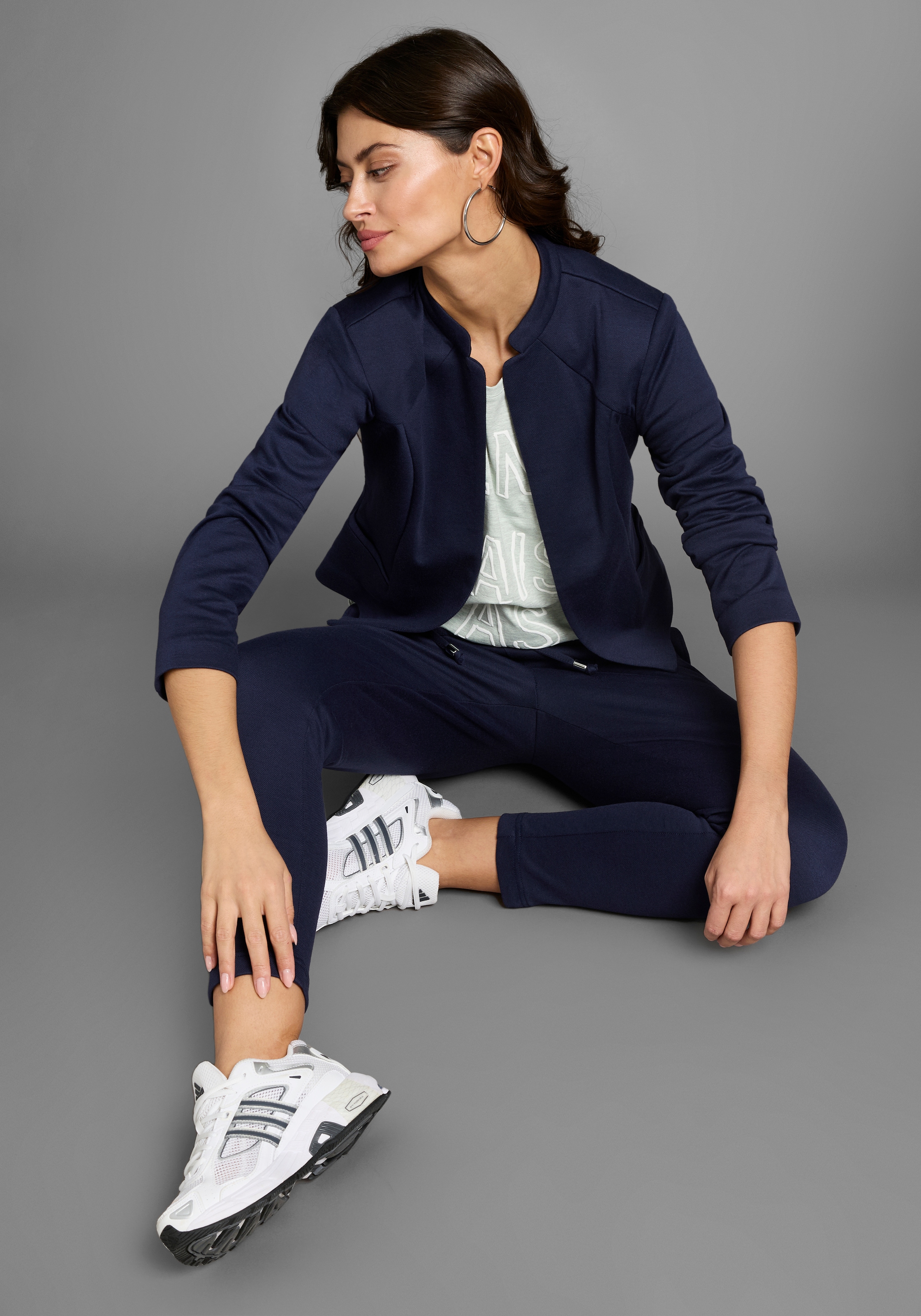 Laura Scott Kurzblazer, im sportiven Look