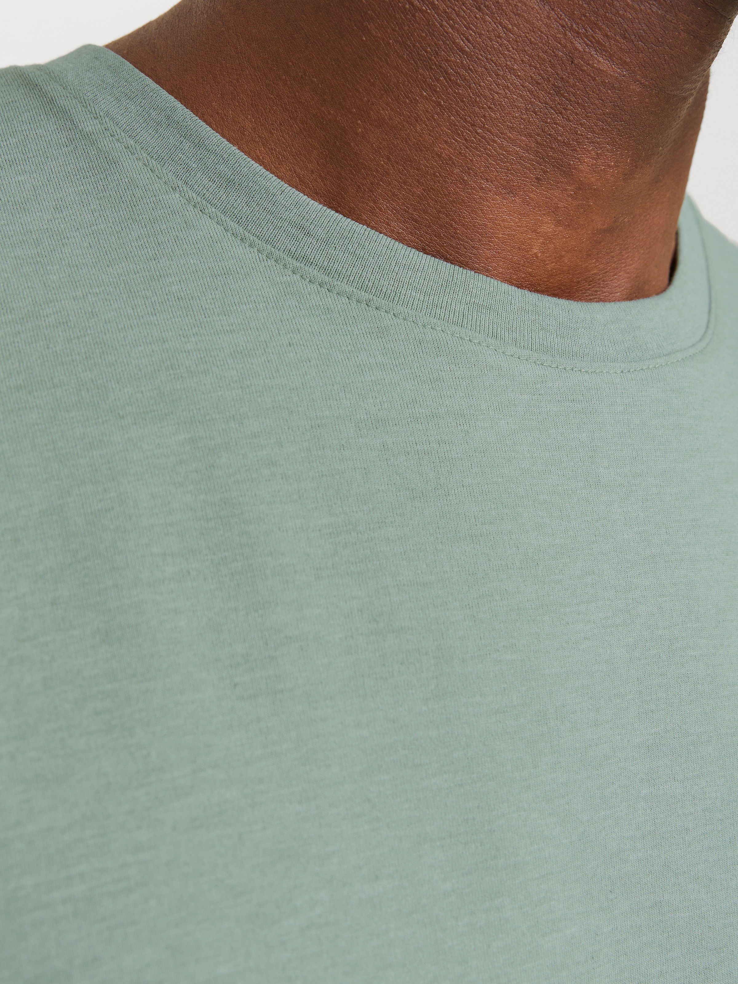 Jack & Jones Rundhalsshirt »JJEPAULOS TEE SS CREW NECK NOOS«, mit Logo Stickerei