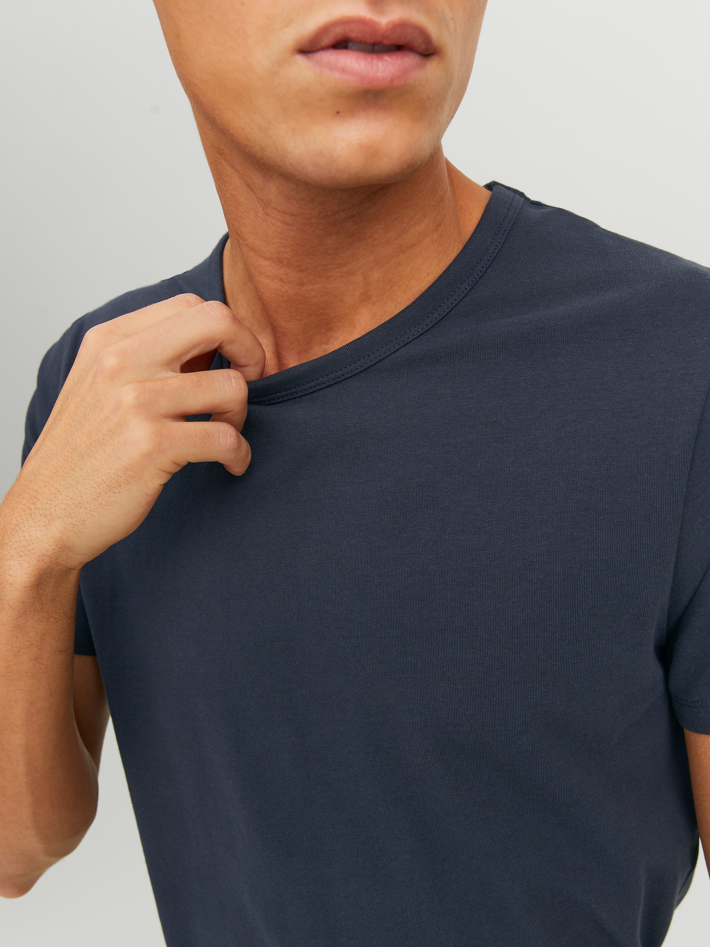 Jack & Jones T-Shirt »JJEBASIC mit schmaler Passform für jeden Tag« unifarben, modisch, schmal, Baumwollmischung, Rundhals