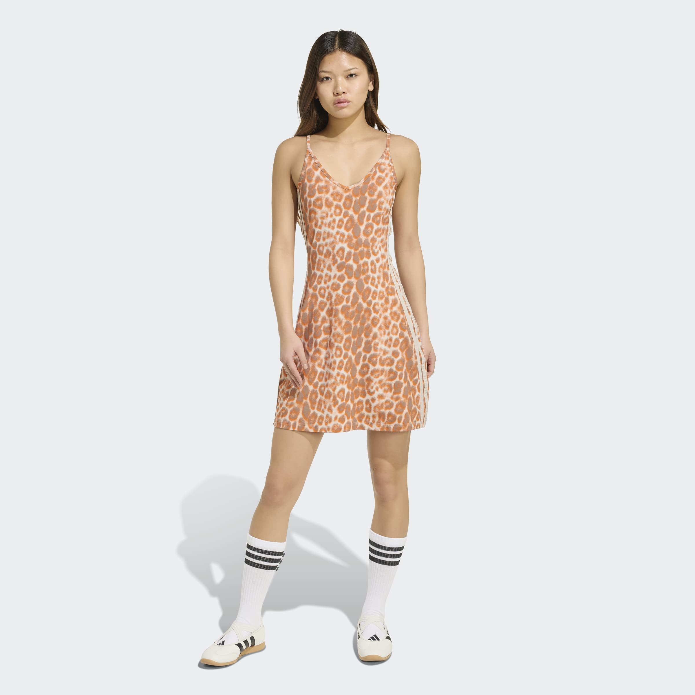 adidas Sportswear Shirtkleid »SEASONAL ESSENTIALS MIT LEOPARDENPRINT UND 3-STREIFEN«